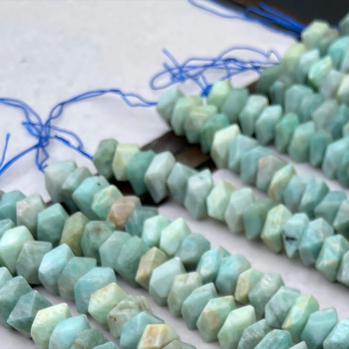 Natürliche Amazonit-Splitter im Diamantschliff aus alten Minen, 11–12 mm · Mittleres Loch | Facettenperlen im Rohschliff für selbstgemachte Armbänder, Halsketten und Ohrringe