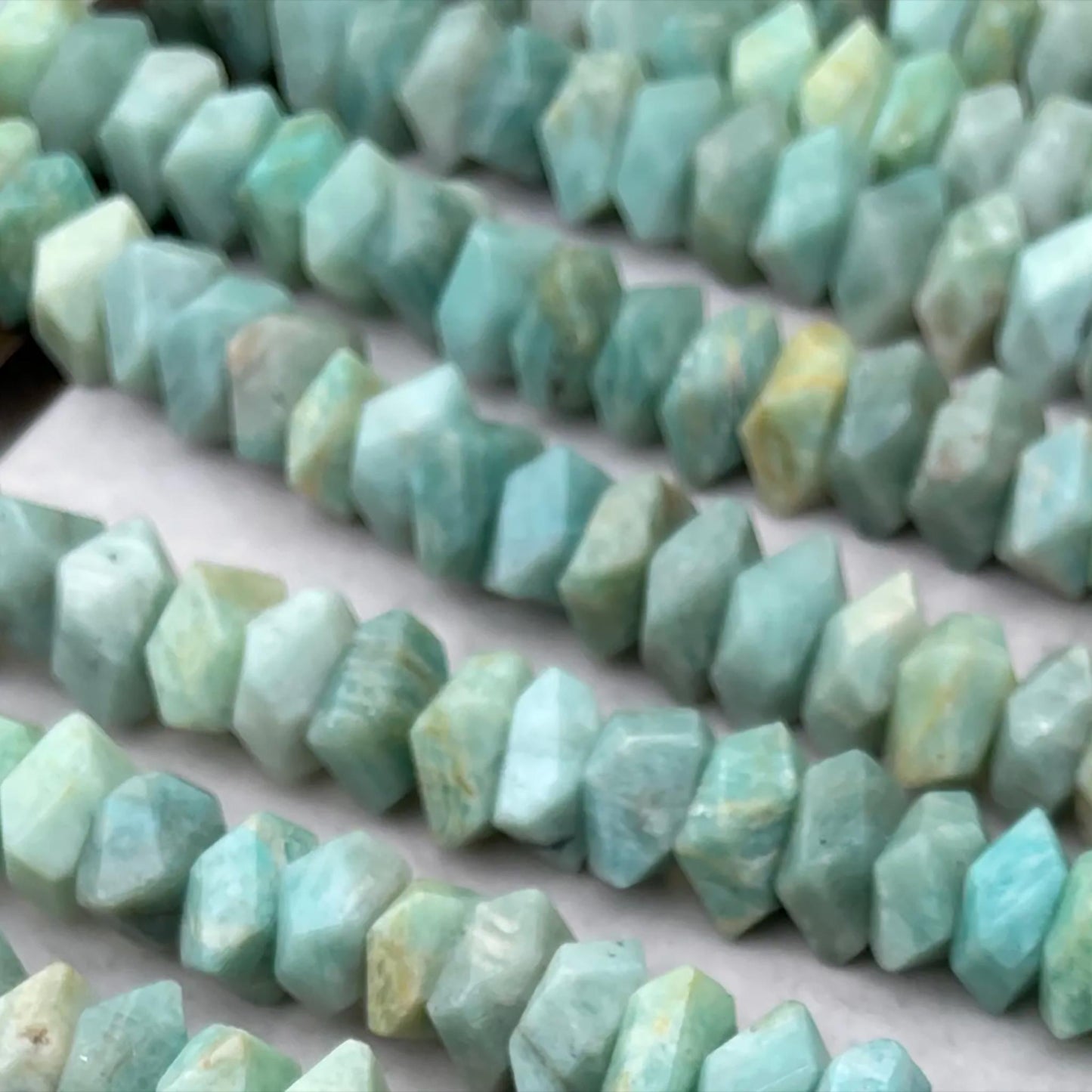 Natürliche Amazonit-Splitter im Diamantschliff aus alten Minen, 11–12 mm · Mittleres Loch | Facettenperlen im Rohschliff für selbstgemachte Armbänder, Halsketten und Ohrringe
