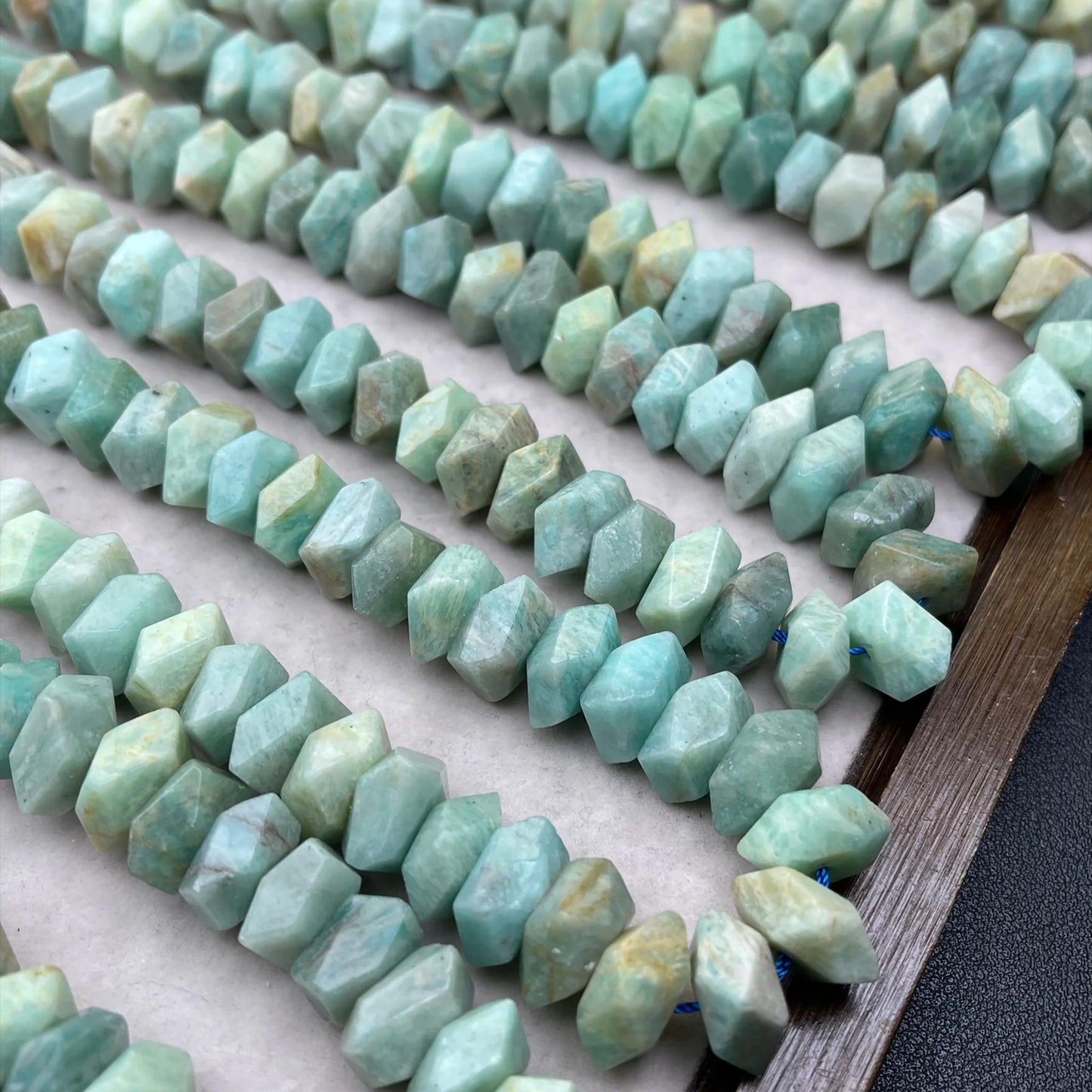 Natürliche Amazonit-Splitter im Diamantschliff aus alten Minen, 11–12 mm · Mittleres Loch | Facettenperlen im Rohschliff für selbstgemachte Armbänder, Halsketten und Ohrringe