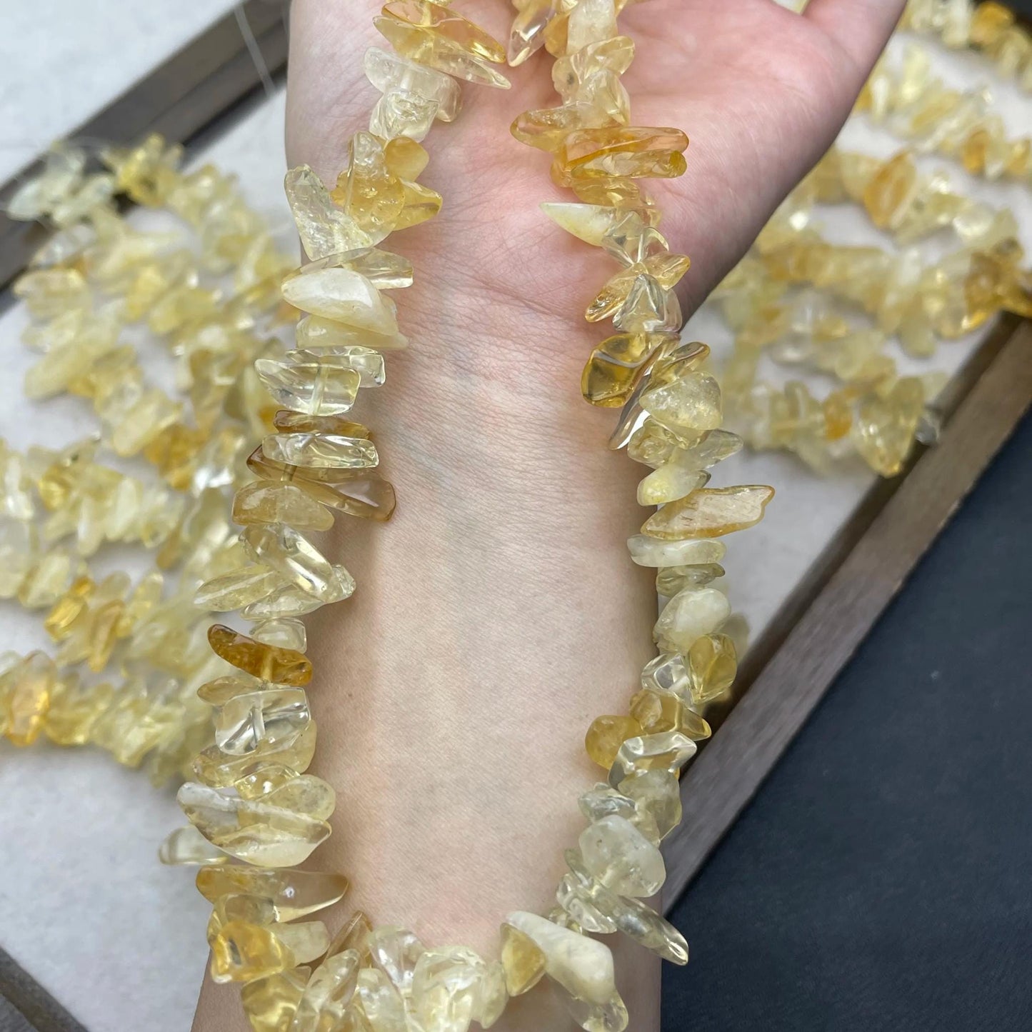 Natürliche Citrin-Splitterperlen, unregelmäßig, 13–15 mm, 38 cm Strang | Roher honiggelber Edelstein, DIY-Perlen mit mittlerem Loch für Armbänder, Halsketten und Ohrringe