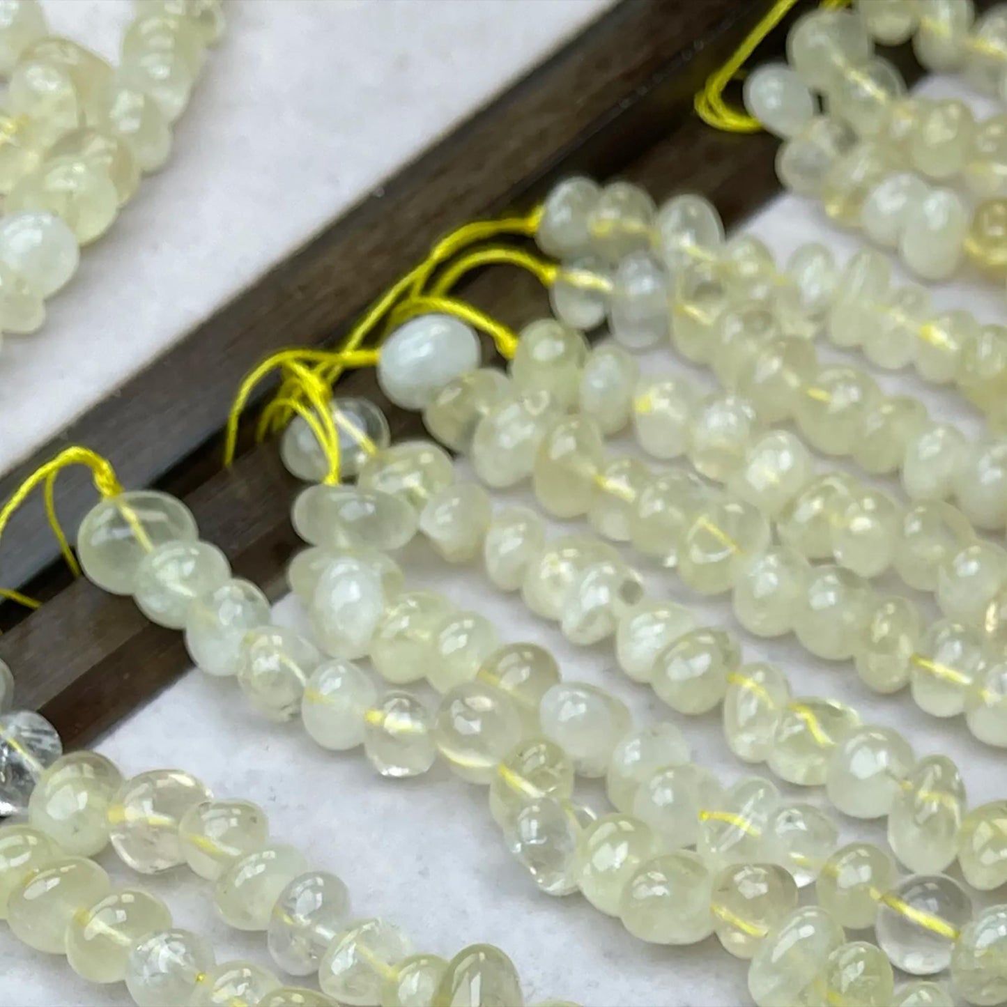 Natürliche Zitronenquarz-Knopfperlen · 38 cm Strang · Mittleres Loch · Frisches gelbes Leuchten · DIY-Schmuckherstellungszubehör