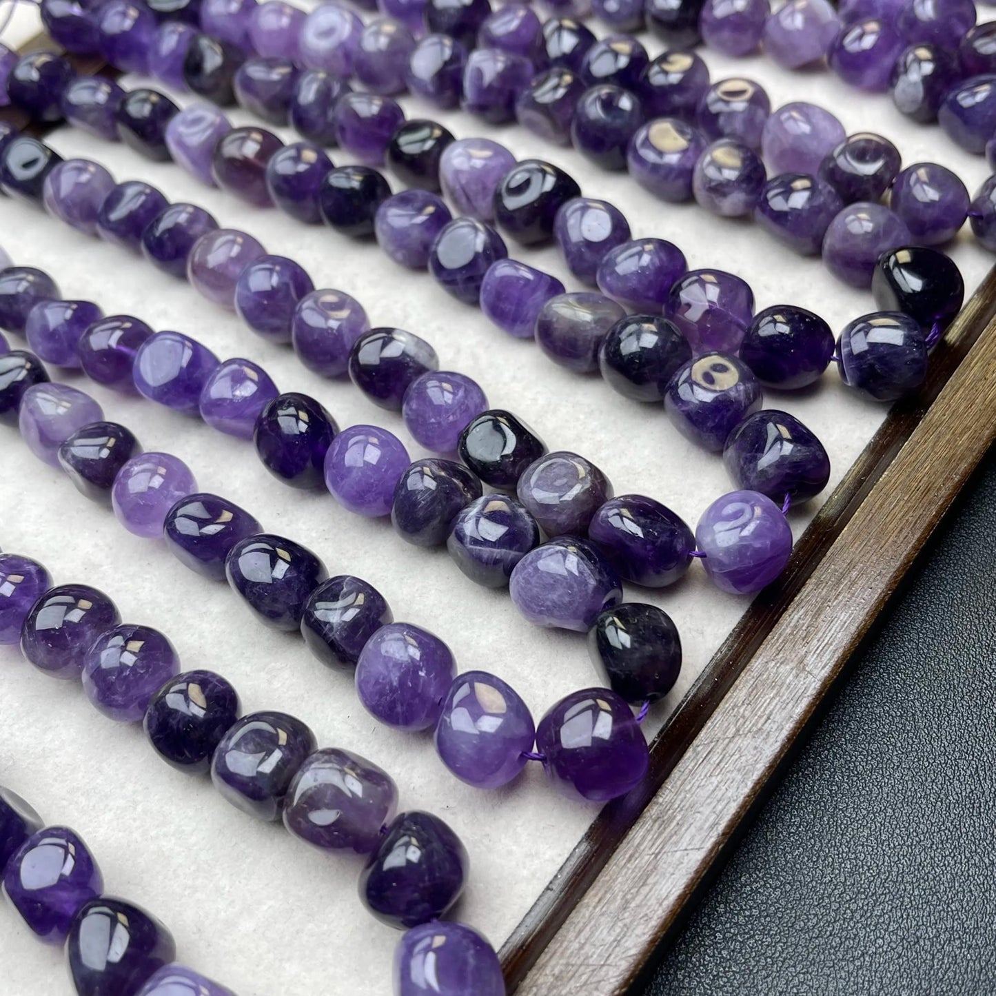 Natürliche unregelmäßige Chip-Perlen aus Uruguay-Amethyst, 13 mm, 38 cm Strang | Mittleres Loch, transparentes violettes Leuchten, DIY-Perlen für Armbänder, Halsketten und Ohrringe