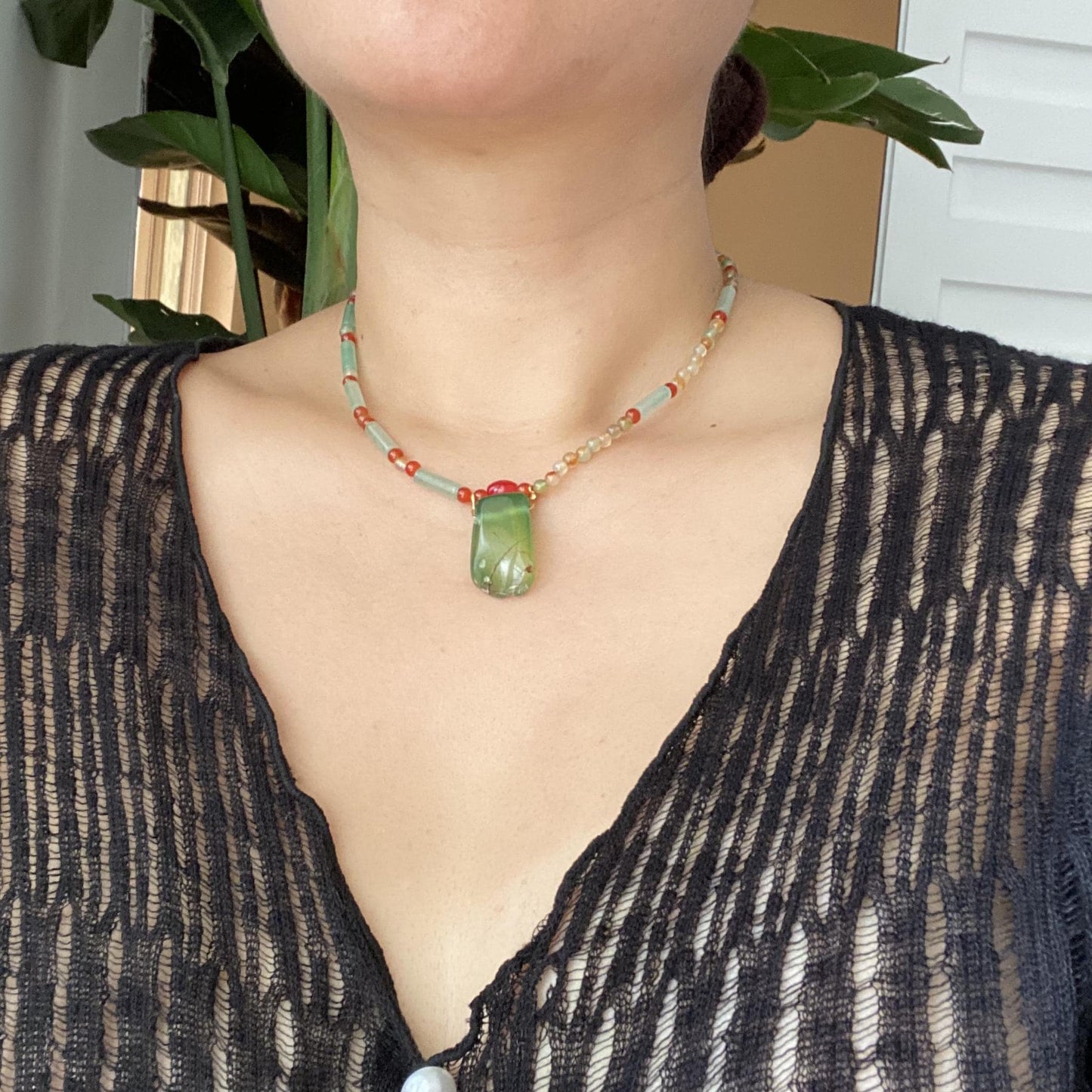 Handgefertigte Boho-Halskette mit grünem Achat-Anhänger und Aventurin-Perlen | Natürlicher bunter Edelstein-Choker | Sommer-Schmuckgeschenk