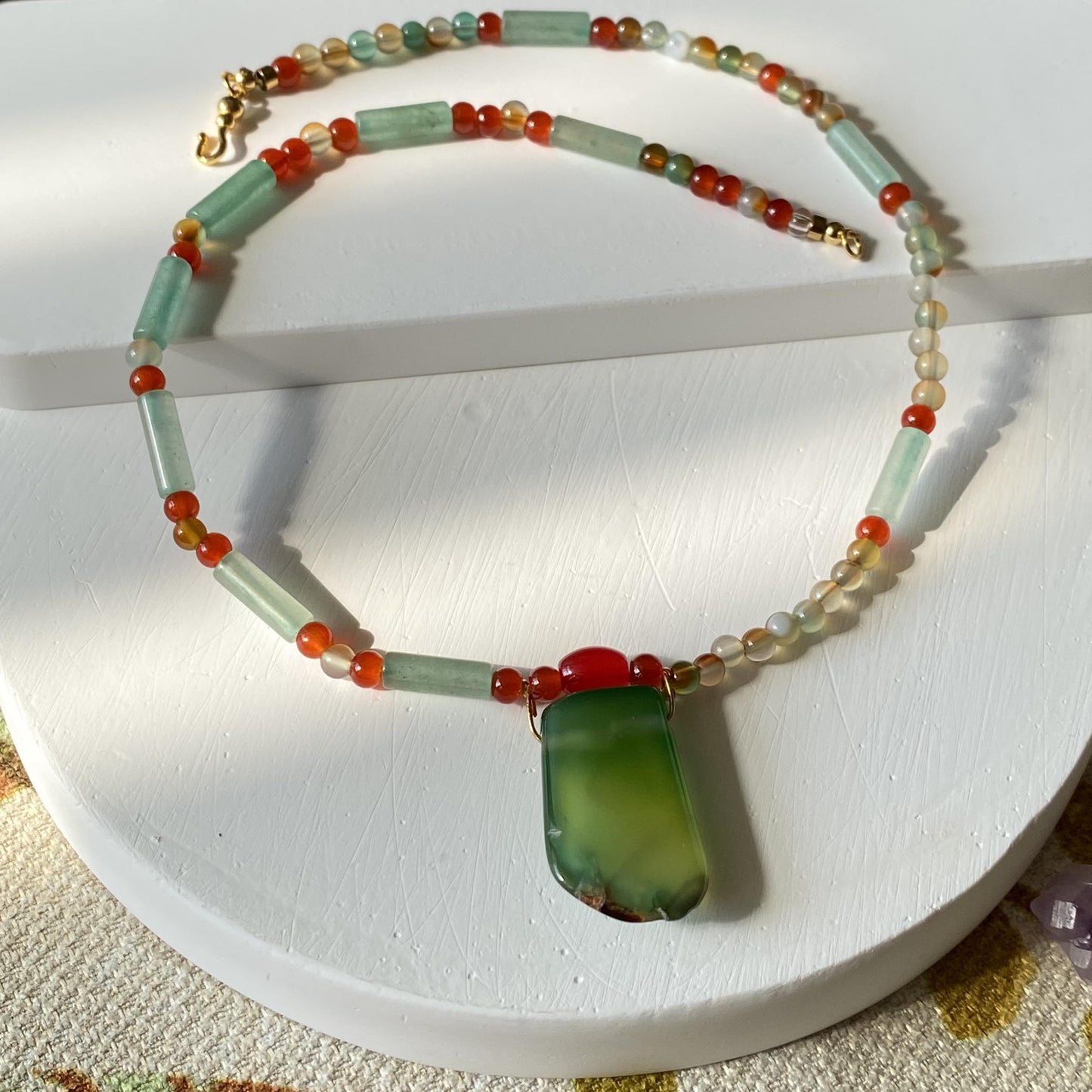 Handgefertigte Boho-Halskette mit grünem Achat-Anhänger und Aventurin-Perlen | Natürlicher bunter Edelstein-Choker | Sommer-Schmuckgeschenk