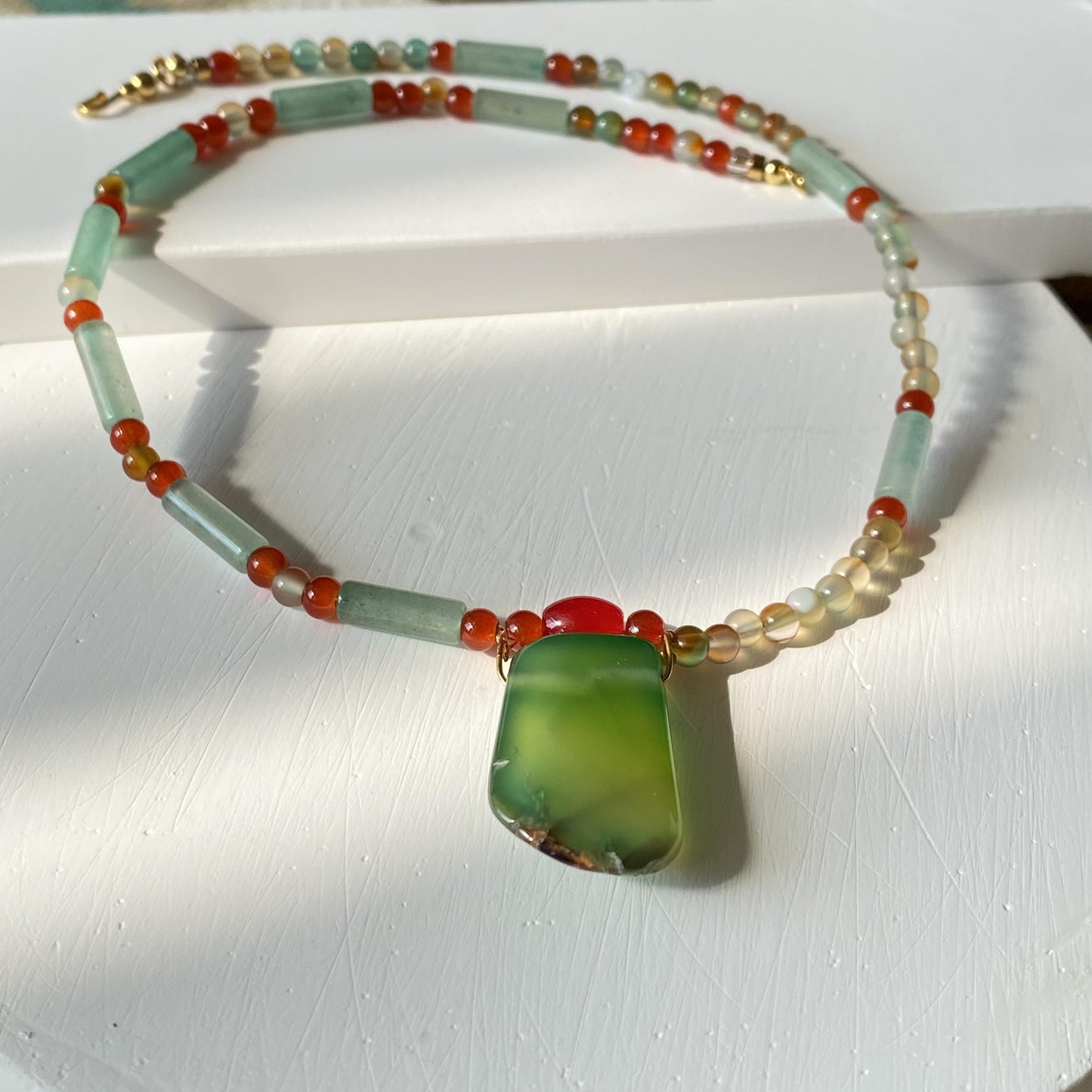 Handgefertigte Boho-Halskette mit grünem Achat-Anhänger und Aventurin-Perlen | Natürlicher bunter Edelstein-Choker | Sommer-Schmuckgeschenk