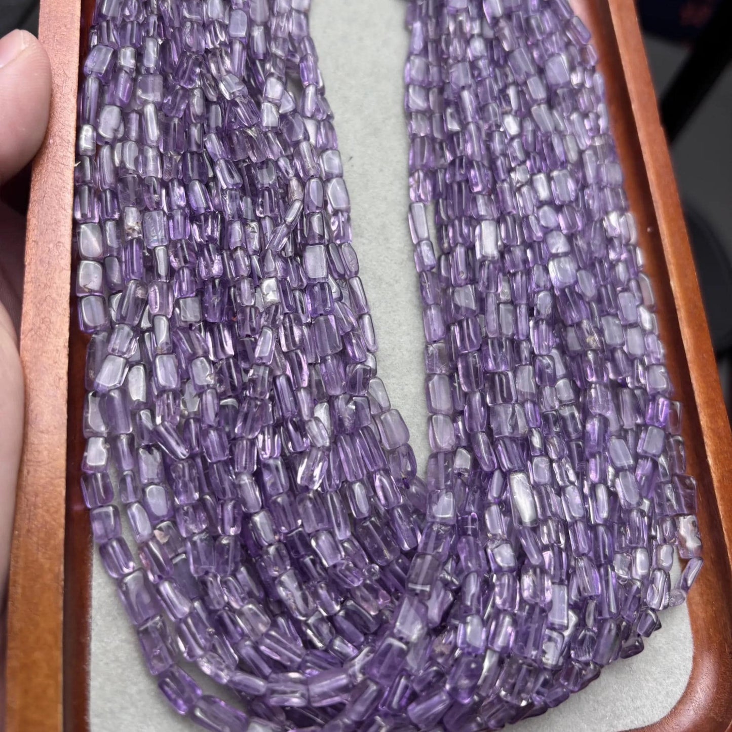 Handgefertigter Strang aus violetten Glasperlen | Rechteckige Röhrenperlen in Nugget-Optik | DIY-Schmuckherstellung, Armbänder, Halsketten, 36 cm