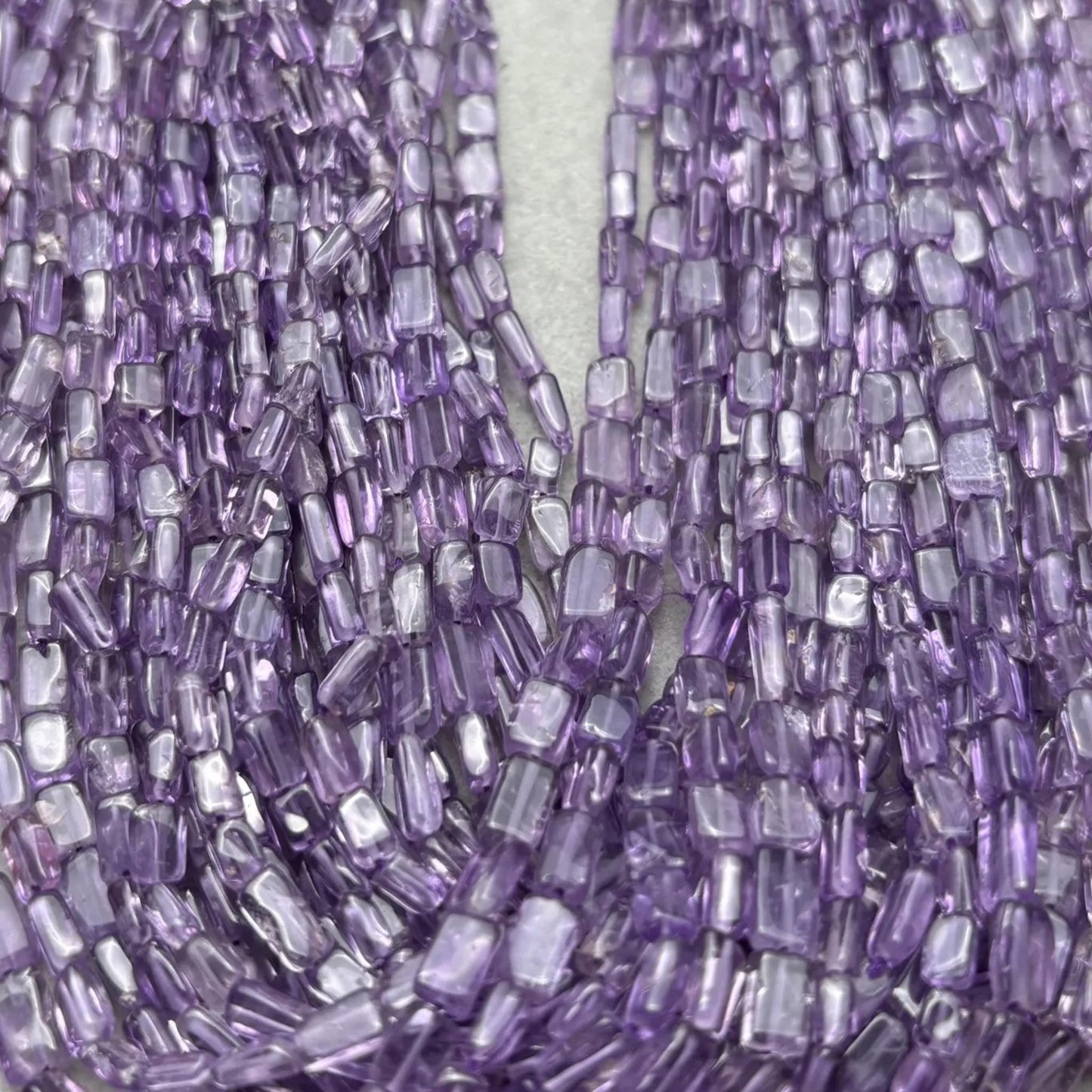 Handgefertigter Strang aus violetten Glasperlen | Rechteckige Röhrenperlen in Nugget-Optik | DIY-Schmuckherstellung, Armbänder, Halsketten, 36 cm