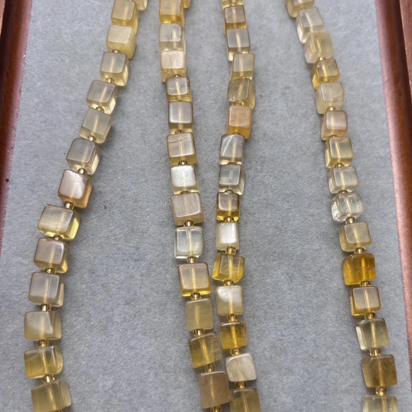 Honiggelbe Würfelperlen – Würfel aus gefärbtem Quarz für DIY-Schmuck, durchbohrt, für Armbänder & Ketten, ca. 8mm, 1 Strang 38cm