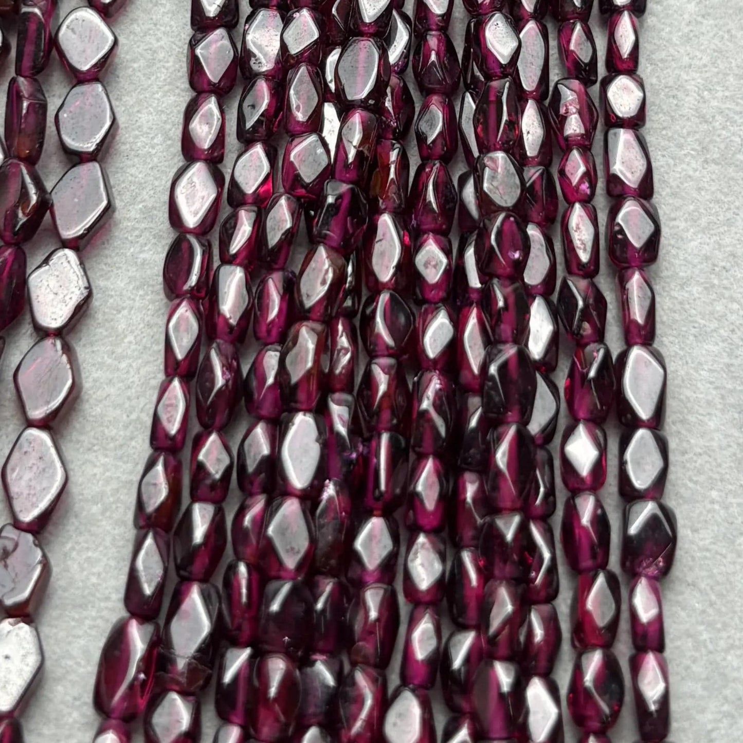 Natürliche Almandin-Granat-Perlen zur Schmuckherstellung | Facettierter Tropfen- und Nugget-Edelsteinstrang | Dunkelviolett, 38 cm, DIY-Armbänder und Halsketten