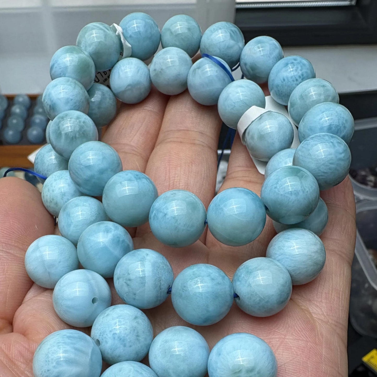 Runde blaue Quarzperle 12 mm | Einzelne polierte Edelsteinperle für selbstgemachten Schmuck | Akzentstein im Larimar-Stil für Armbänder und Halsketten