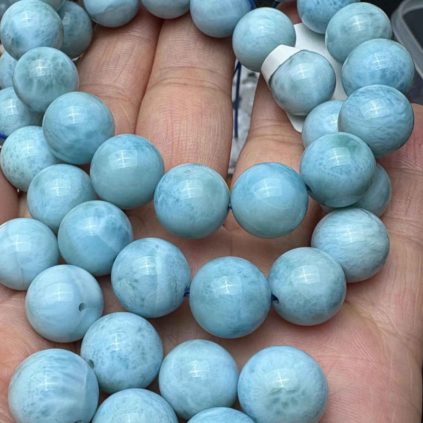 Runde blaue Quarzperle 12 mm | Einzelne polierte Edelsteinperle für selbstgemachten Schmuck | Akzentstein im Larimar-Stil für Armbänder und Halsketten