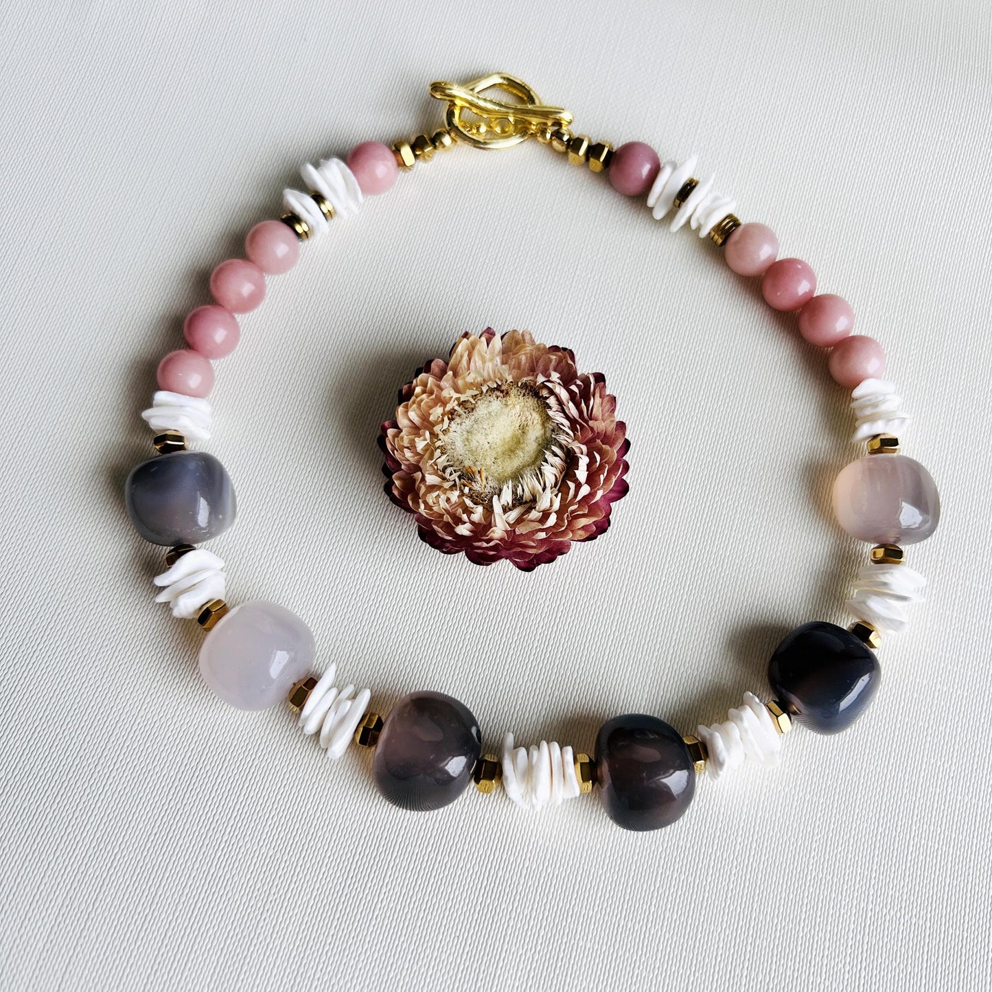 Klobige Boho Statement Halskette – Natürlicher Achat & Muschelperlen, Rosa Perlmutt, 42 cm verstellbares Halsband, Heilkristall Geschenk für Sie