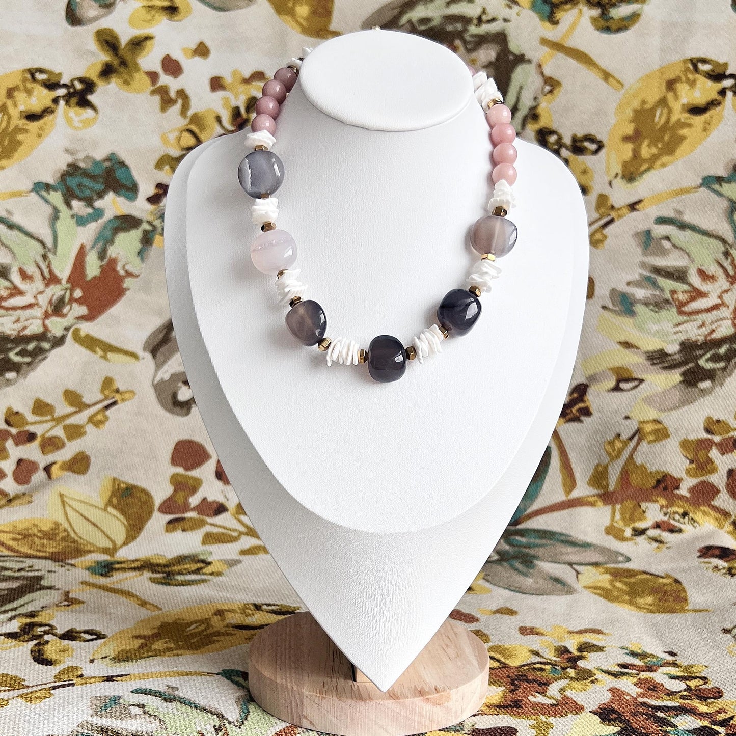 Klobige Boho Statement Halskette – Natürlicher Achat & Muschelperlen, Rosa Perlmutt, 42 cm verstellbares Halsband, Heilkristall Geschenk für Sie