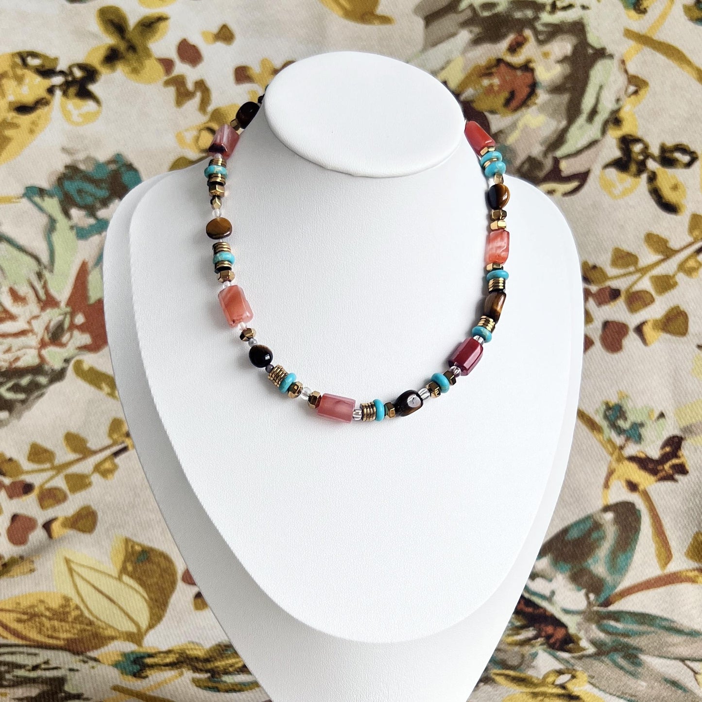 Boho Edelstein Choker Halskette | Natürlicher roter Achat & Türkis Perlen | Farbenfroher Statement-Schmuck mit Tigerauge – Einzigartiges Geschenk für Sie