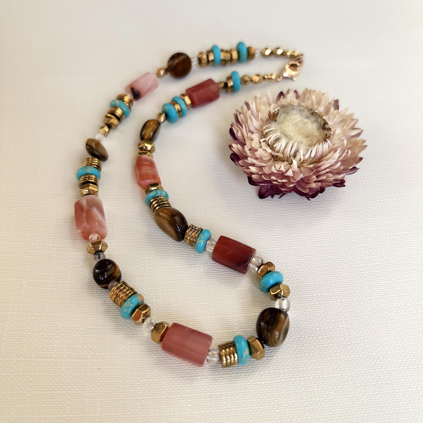 Boho Edelstein Choker Halskette | Natürlicher roter Achat & Türkis Perlen | Farbenfroher Statement-Schmuck mit Tigerauge – Einzigartiges Geschenk für Sie