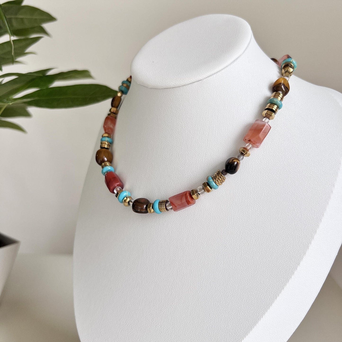 Boho Edelstein Choker Halskette | Natürlicher roter Achat & Türkis Perlen | Farbenfroher Statement-Schmuck mit Tigerauge – Einzigartiges Geschenk für Sie