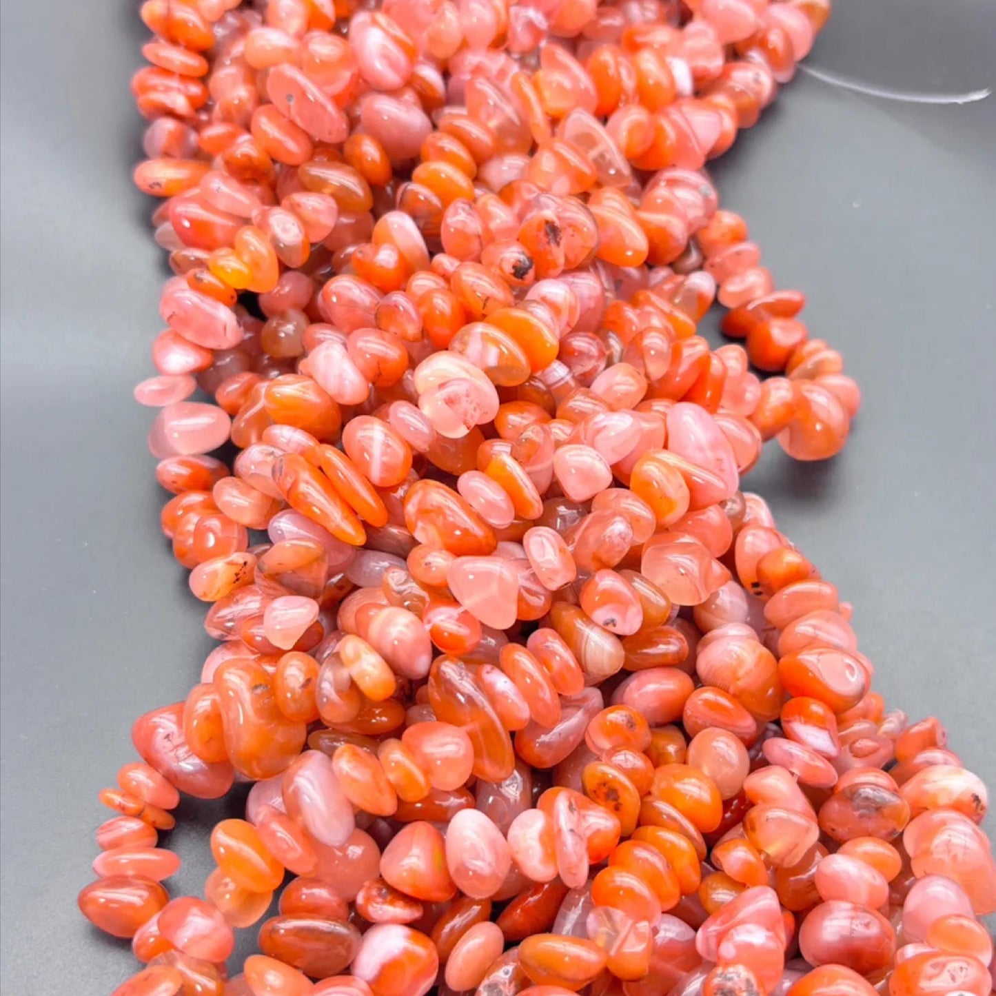 Gefärbte rote Achat Nuggets, polierte 10mm Splitterperlen mit Mittelbohrung, 80cm Edelsteinstrang für DIY Schmuckherstellung