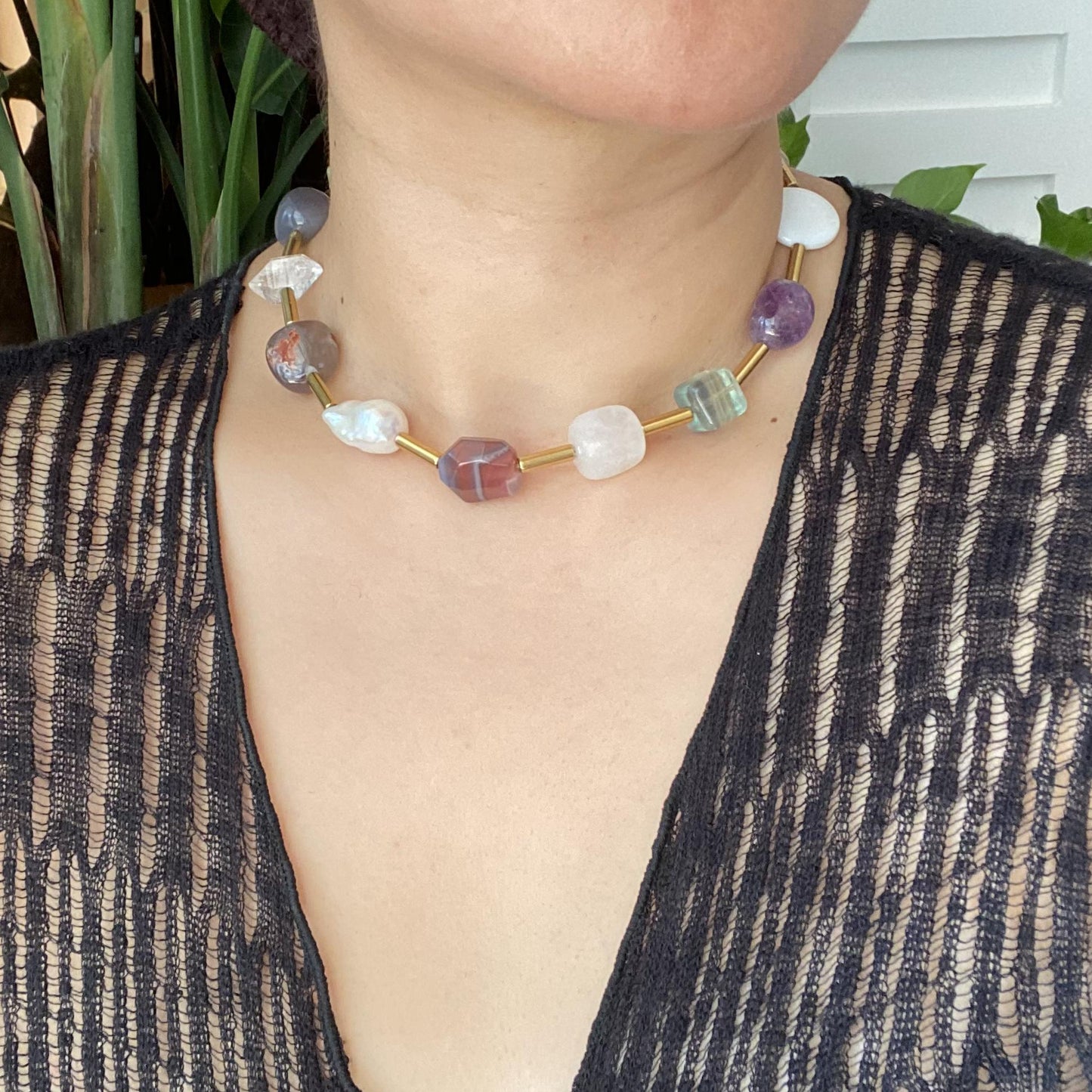 Boho Edelstein-Halskette | Barockperle & Roter Achat | 13 Natursteine mit goldenen Röhren-Abstandshaltern – Einzigartiges Geschenk für Sie