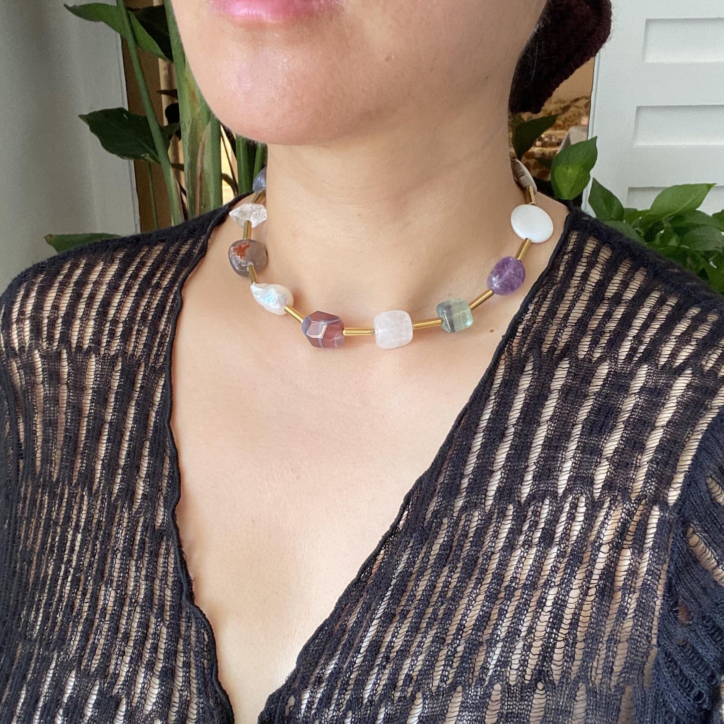 Boho Edelstein-Halskette | Barockperle & Roter Achat | 13 Natursteine mit goldenen Röhren-Abstandshaltern – Einzigartiges Geschenk für Sie