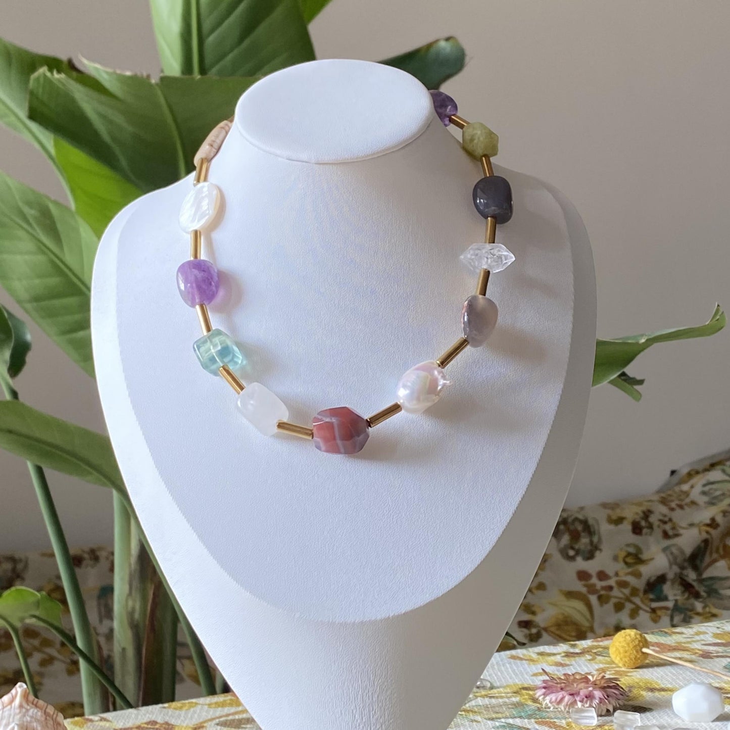 Boho Edelstein-Halskette | Barockperle & Roter Achat | 13 Natursteine mit goldenen Röhren-Abstandshaltern – Einzigartiges Geschenk für Sie