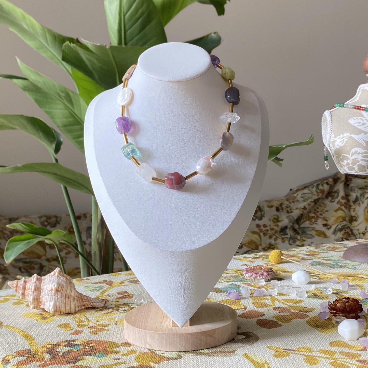 Boho Edelstein-Halskette | Barockperle & Roter Achat | 13 Natursteine mit goldenen Röhren-Abstandshaltern – Einzigartiges Geschenk für Sie