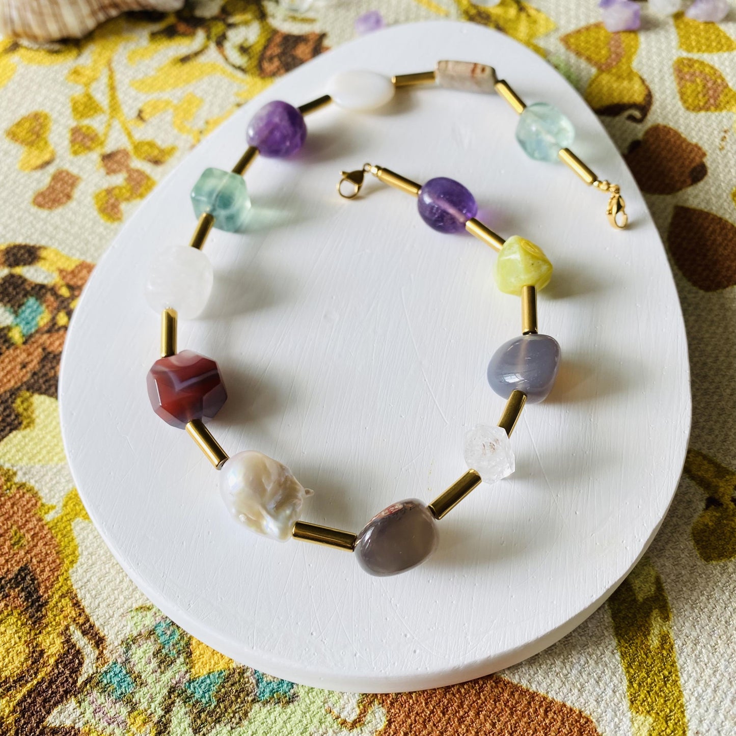 Boho Edelstein-Halskette | Barockperle & Roter Achat | 13 Natursteine mit goldenen Röhren-Abstandshaltern – Einzigartiges Geschenk für Sie