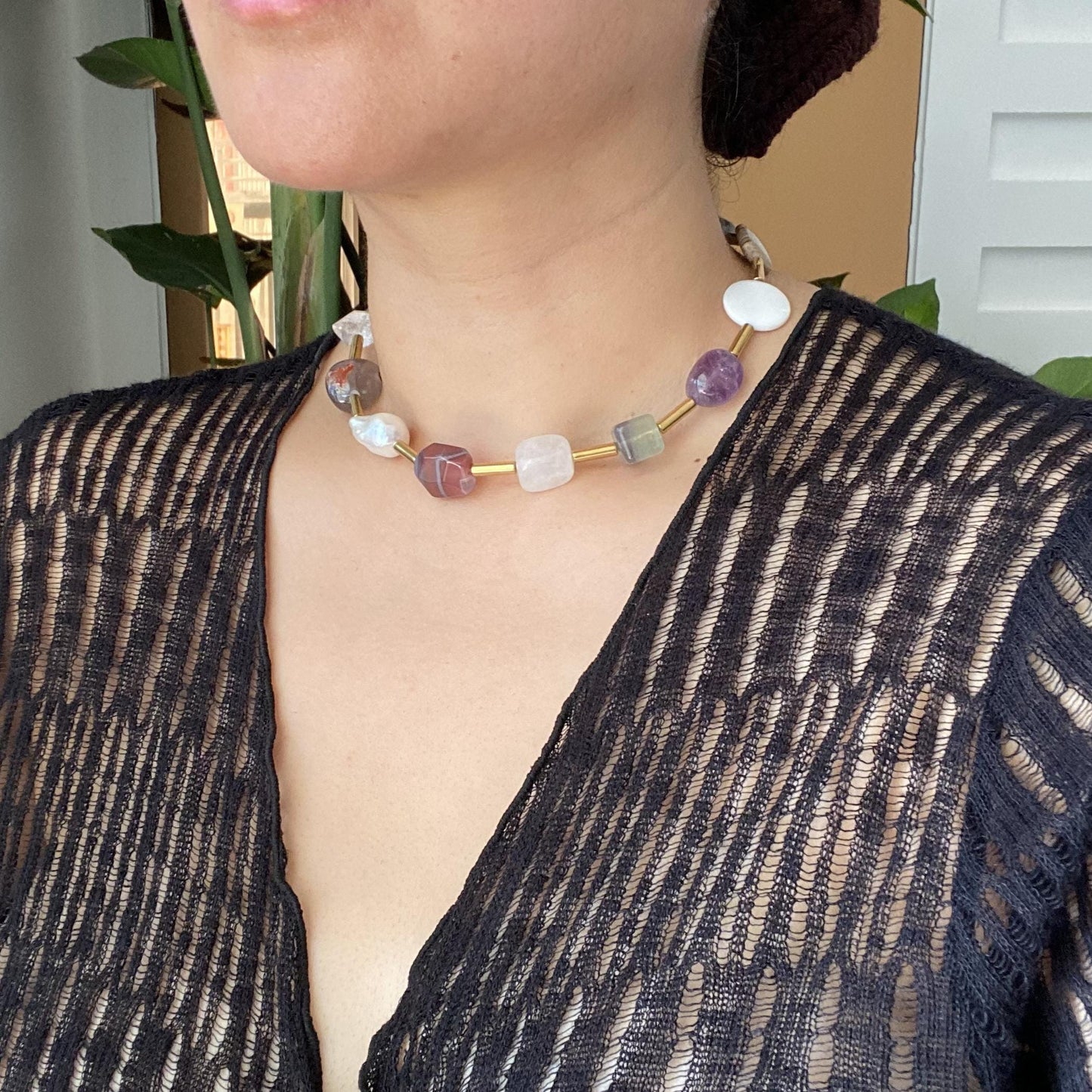 Boho Edelstein-Halskette | Barockperle & Roter Achat | 13 Natursteine mit goldenen Röhren-Abstandshaltern – Einzigartiges Geschenk für Sie