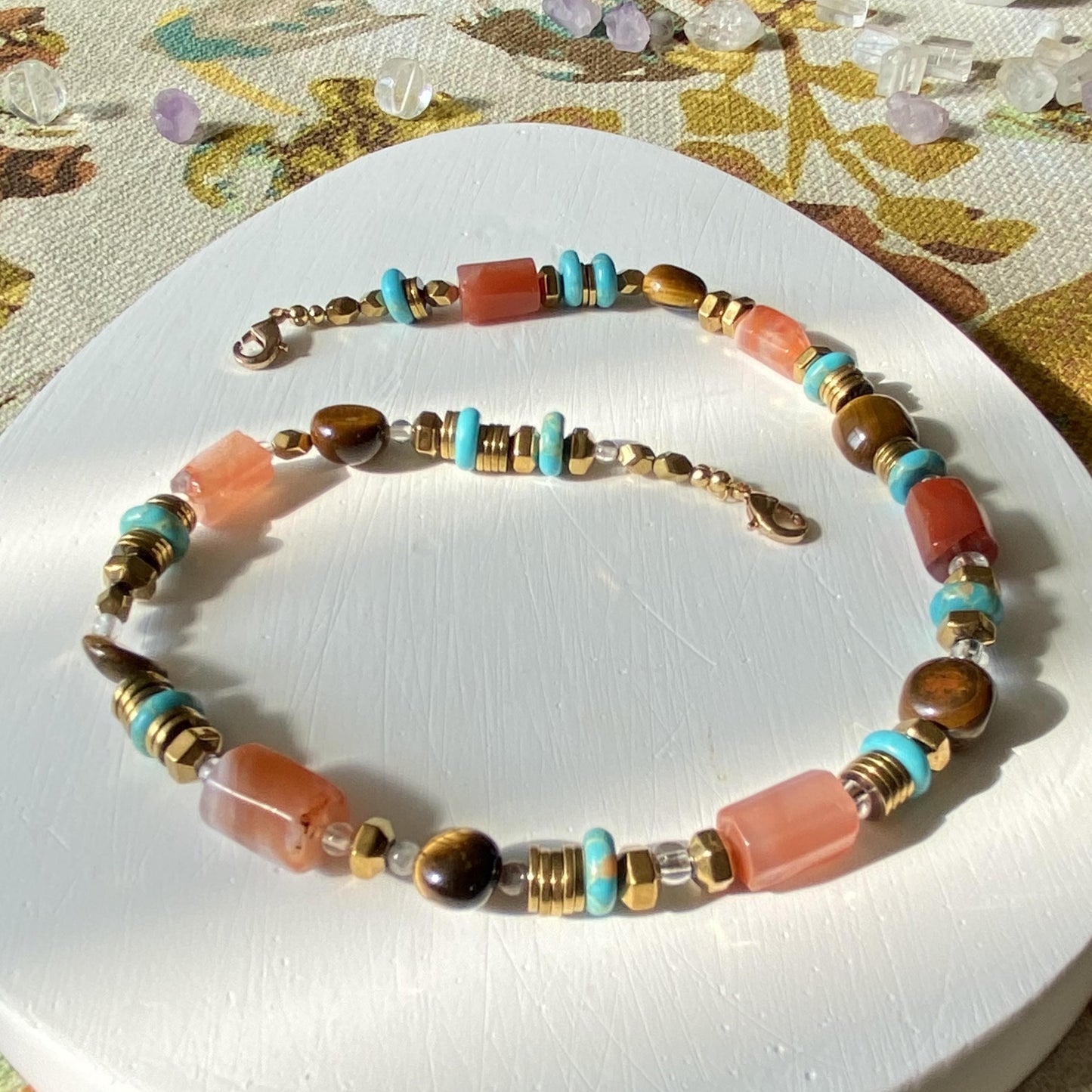 Boho Edelstein Choker Halskette | Natürlicher roter Achat & Türkis Perlen | Farbenfroher Statement-Schmuck mit Tigerauge – Einzigartiges Geschenk für Sie