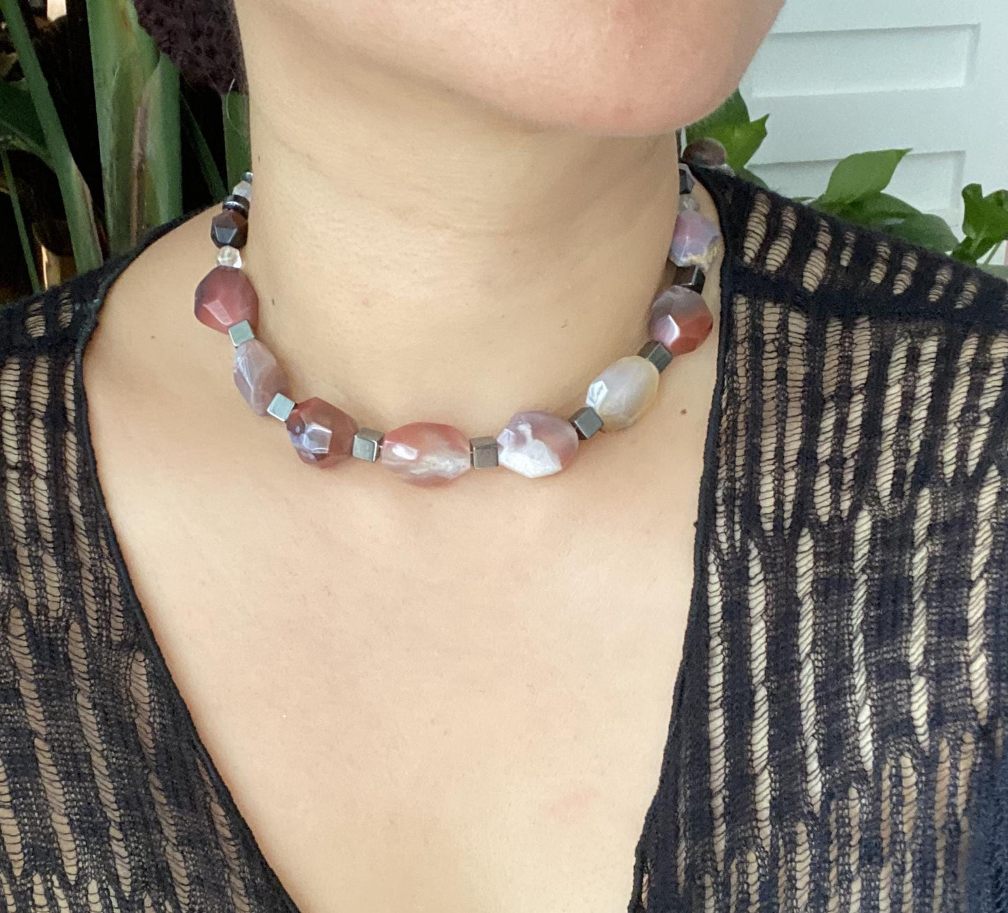 Einzigartige handgefertigte Halskette mit 925er Silberverschluss | Sakura-Achat, Hämatit & Quarzperlen | Boho Ethno Edelstein Schmuck Geschenk