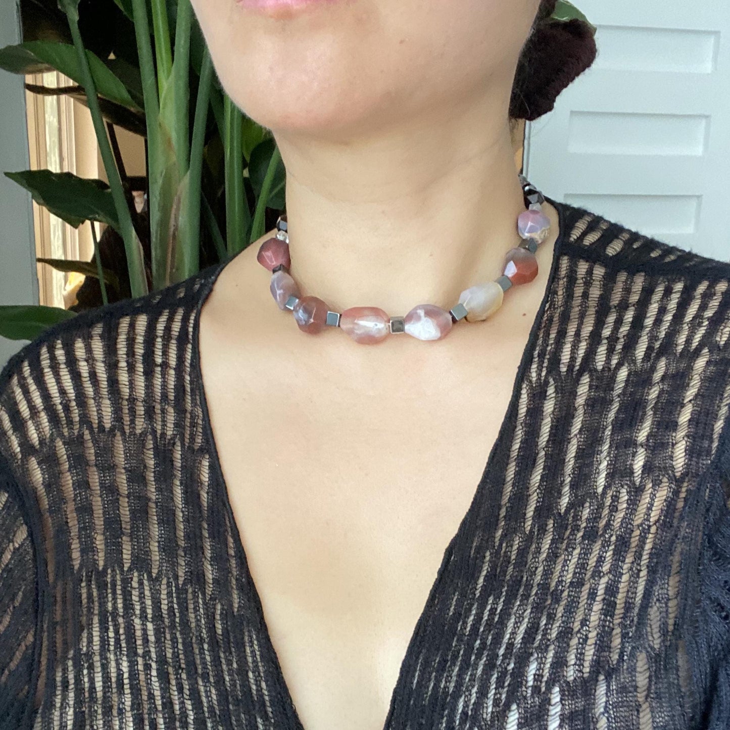 Einzigartige handgefertigte Halskette mit 925er Silberverschluss | Sakura-Achat, Hämatit & Quarzperlen | Boho Ethno Edelstein Schmuck Geschenk