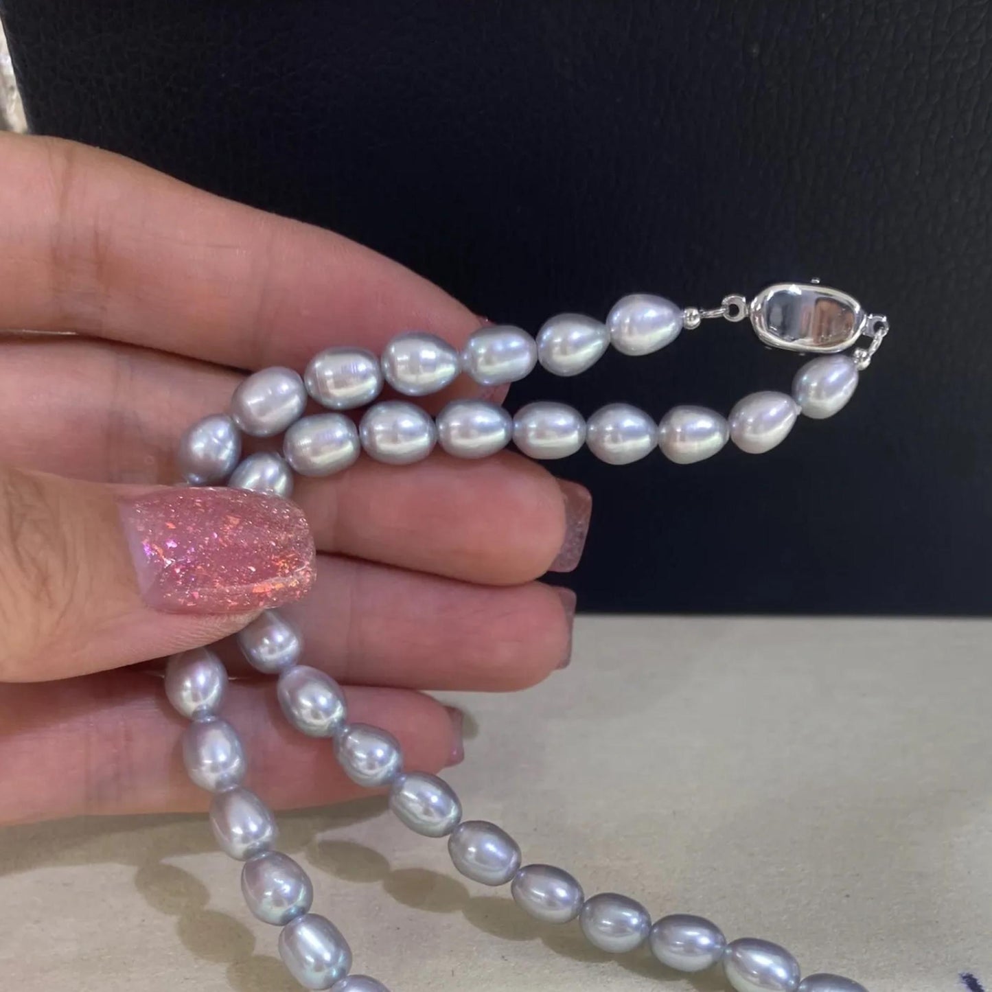 Handgefertigte graue Süßwasserperlenkette mit Boxverschluss, ovale Perlen, gefärbt, elegante Perlen für Schmuckdesign, 40 cm Länge