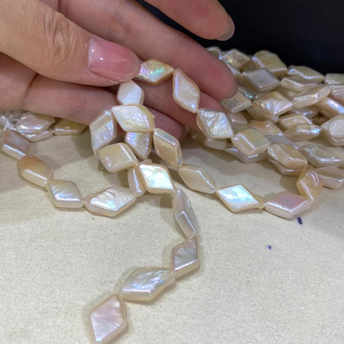 Natur Muschelperlen Strang in Diamantform, handgefertigte Perlmutt Beads, pastell Apricot, flach, für Boho Schmuck, große Kite Perlen
