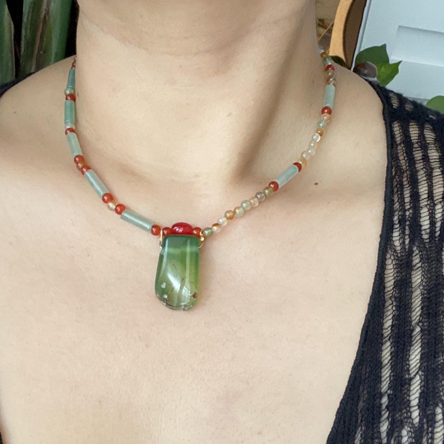 Handgefertigte Boho-Halskette mit grünem Achat-Anhänger und Aventurin-Perlen | Natürlicher bunter Edelstein-Choker | Sommer-Schmuckgeschenk