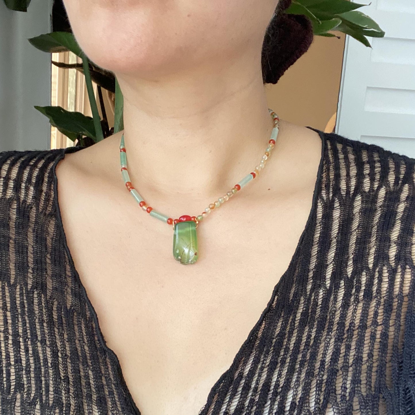 Handgefertigte Boho-Halskette mit grünem Achat-Anhänger und Aventurin-Perlen | Natürlicher bunter Edelstein-Choker | Sommer-Schmuckgeschenk