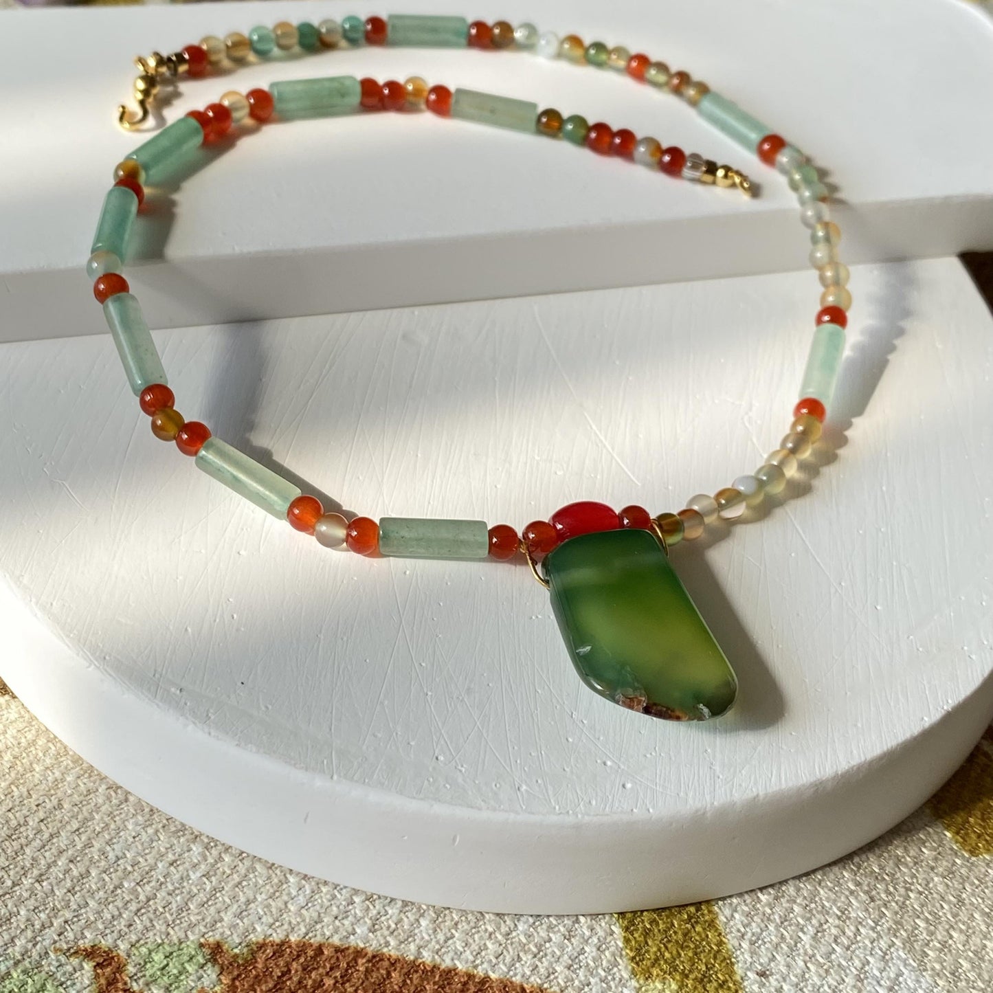 Handgefertigte Boho-Halskette mit grünem Achat-Anhänger und Aventurin-Perlen | Natürlicher bunter Edelstein-Choker | Sommer-Schmuckgeschenk
