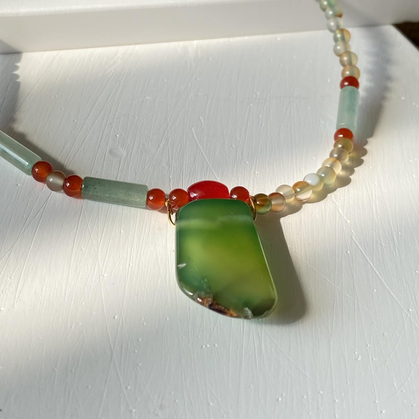 Handgefertigte Boho-Halskette mit grünem Achat-Anhänger und Aventurin-Perlen | Natürlicher bunter Edelstein-Choker | Sommer-Schmuckgeschenk