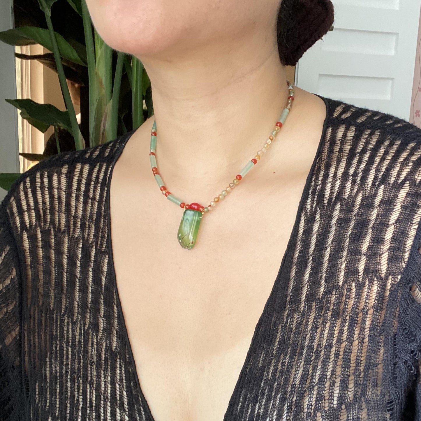 Handgefertigte Boho-Halskette mit grünem Achat-Anhänger und Aventurin-Perlen | Natürlicher bunter Edelstein-Choker | Sommer-Schmuckgeschenk