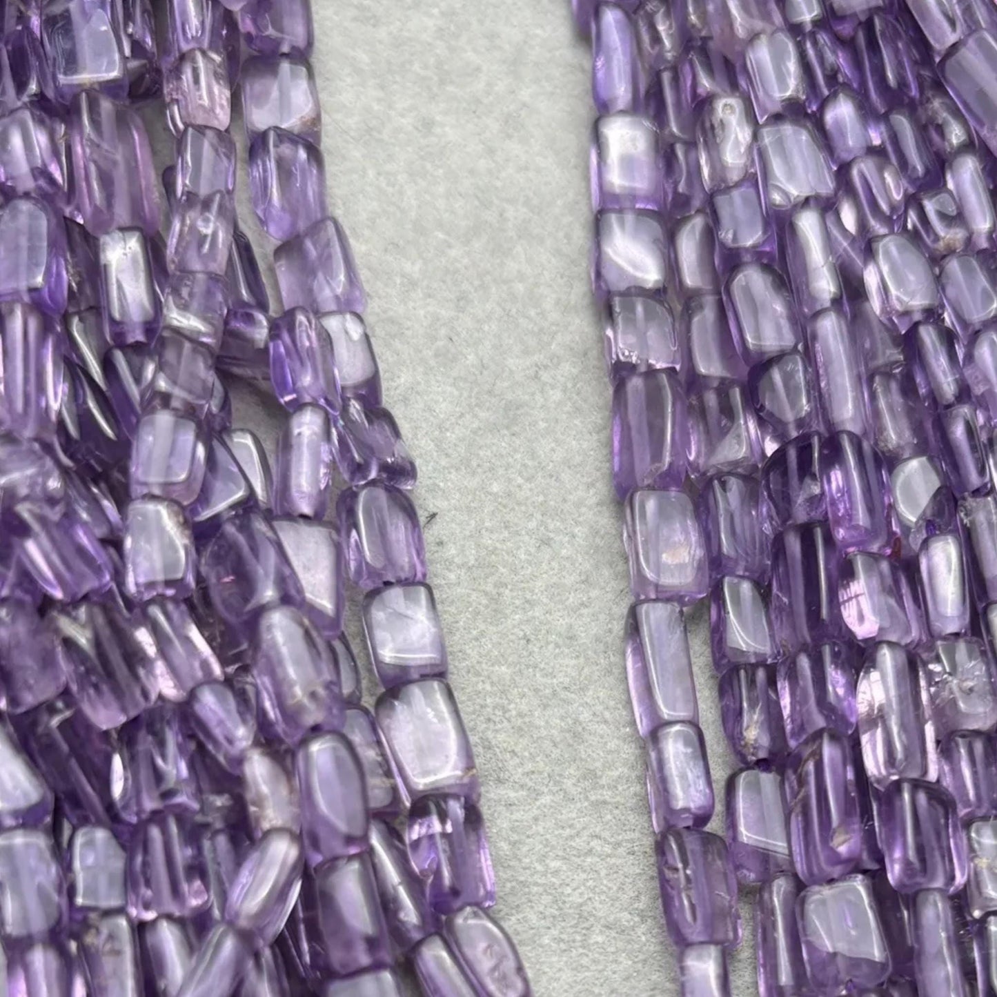 Handgefertigter Strang aus violetten Glasperlen | Rechteckige Röhrenperlen in Nugget-Optik | DIY-Schmuckherstellung, Armbänder, Halsketten, 36 cm
