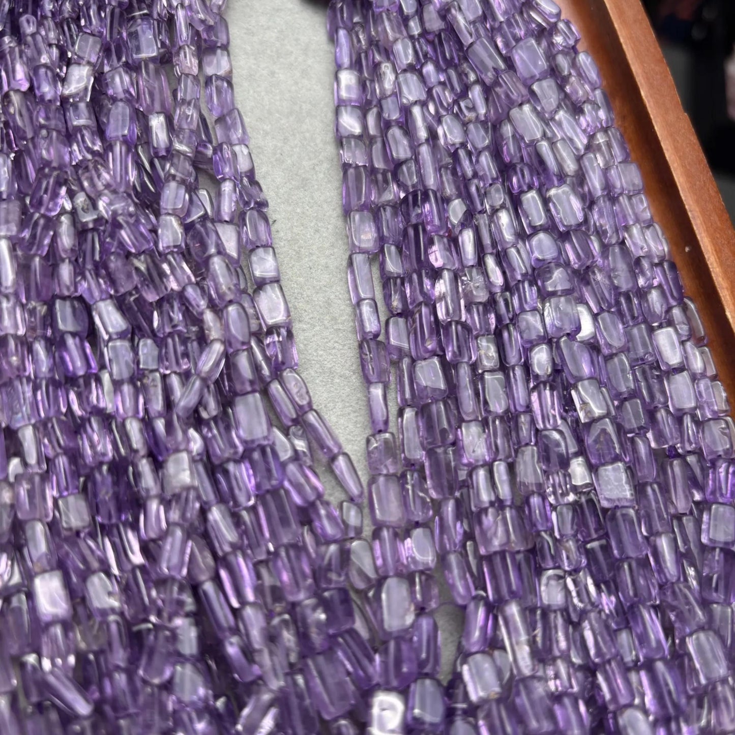 Handgefertigter Strang aus violetten Glasperlen | Rechteckige Röhrenperlen in Nugget-Optik | DIY-Schmuckherstellung, Armbänder, Halsketten, 36 cm