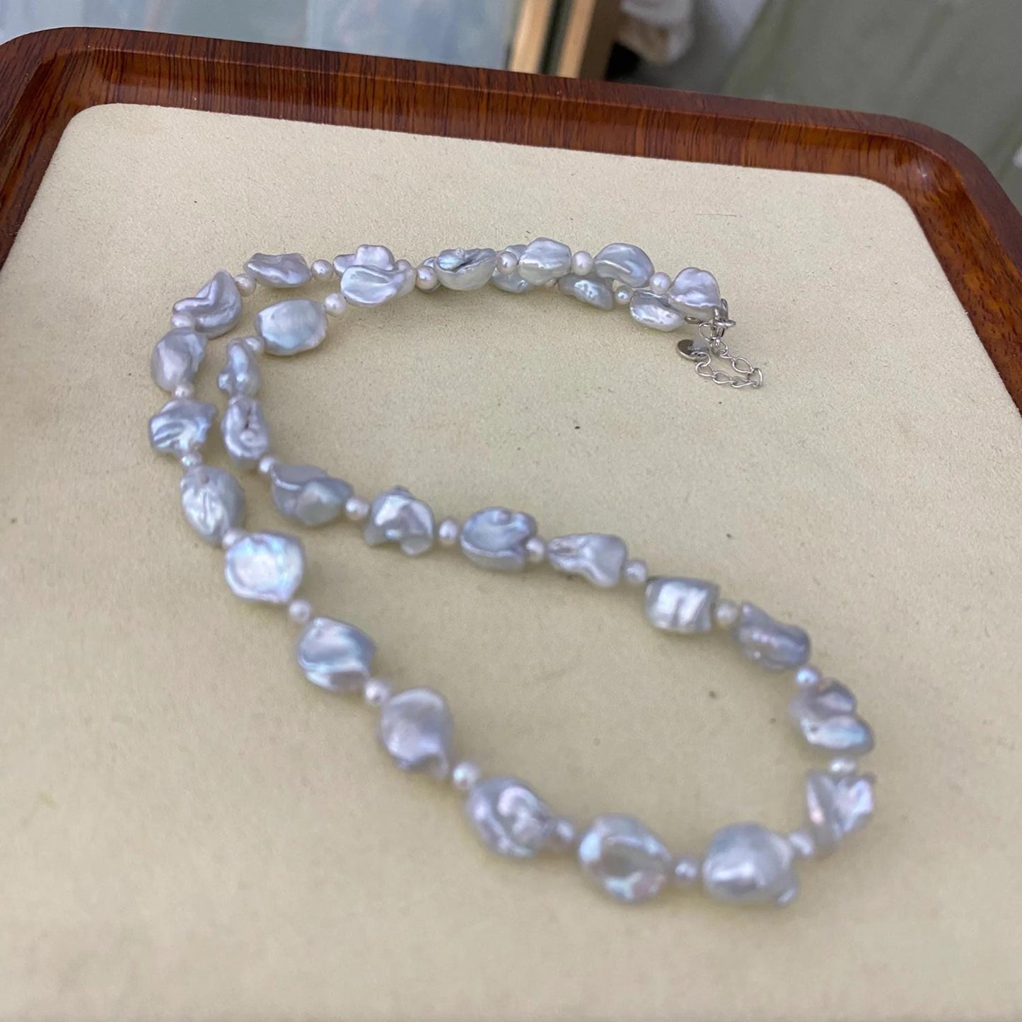 Handgefertigte silberblaue Barock Keshi Süßwasserperlenkette, unregelmäßige Nugget Perlen, natürliche Schmuck Geschenkidee