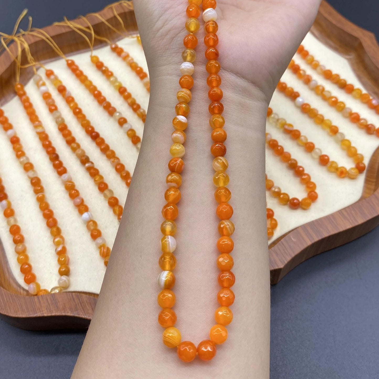Facettierte orange Achatperlen für DIY Schmuckherstellung, runde geschnittene Edelsteine, banded Muster, ca. 6mm, Strang ca. 38cm