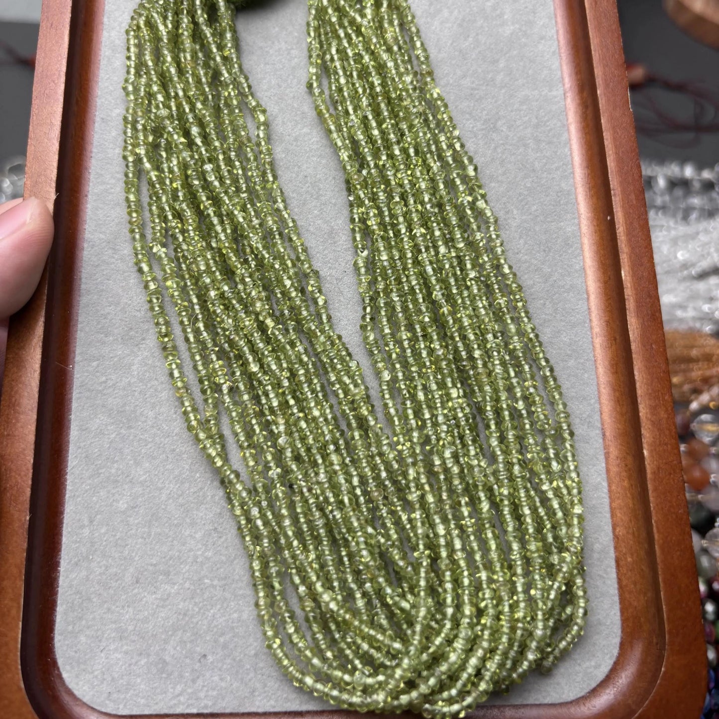 Natürliche Peridot Edelstein Perlen aus Indien, grüne Mikro Rundperlen für DIY Schmuckherstellung, Spacer Strang ca. 36cm lang