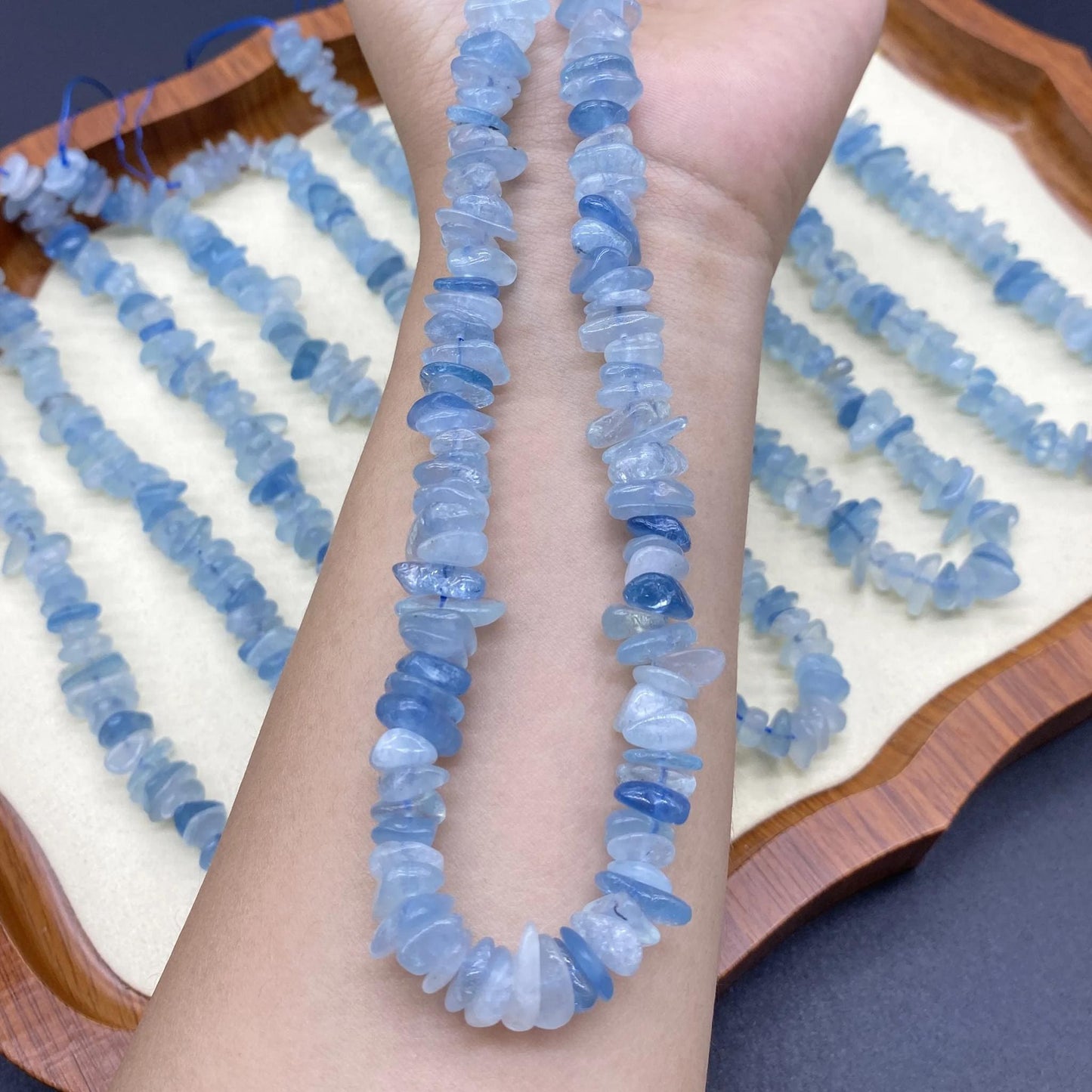 Natürliche Blauquarz-Chip-Perlen – Unregelmäßige Nugget-Edelsteinperlen mit Mittelbohrer, für die DIY-Schmuckherstellung, Strang 38 cm, 12 mm
