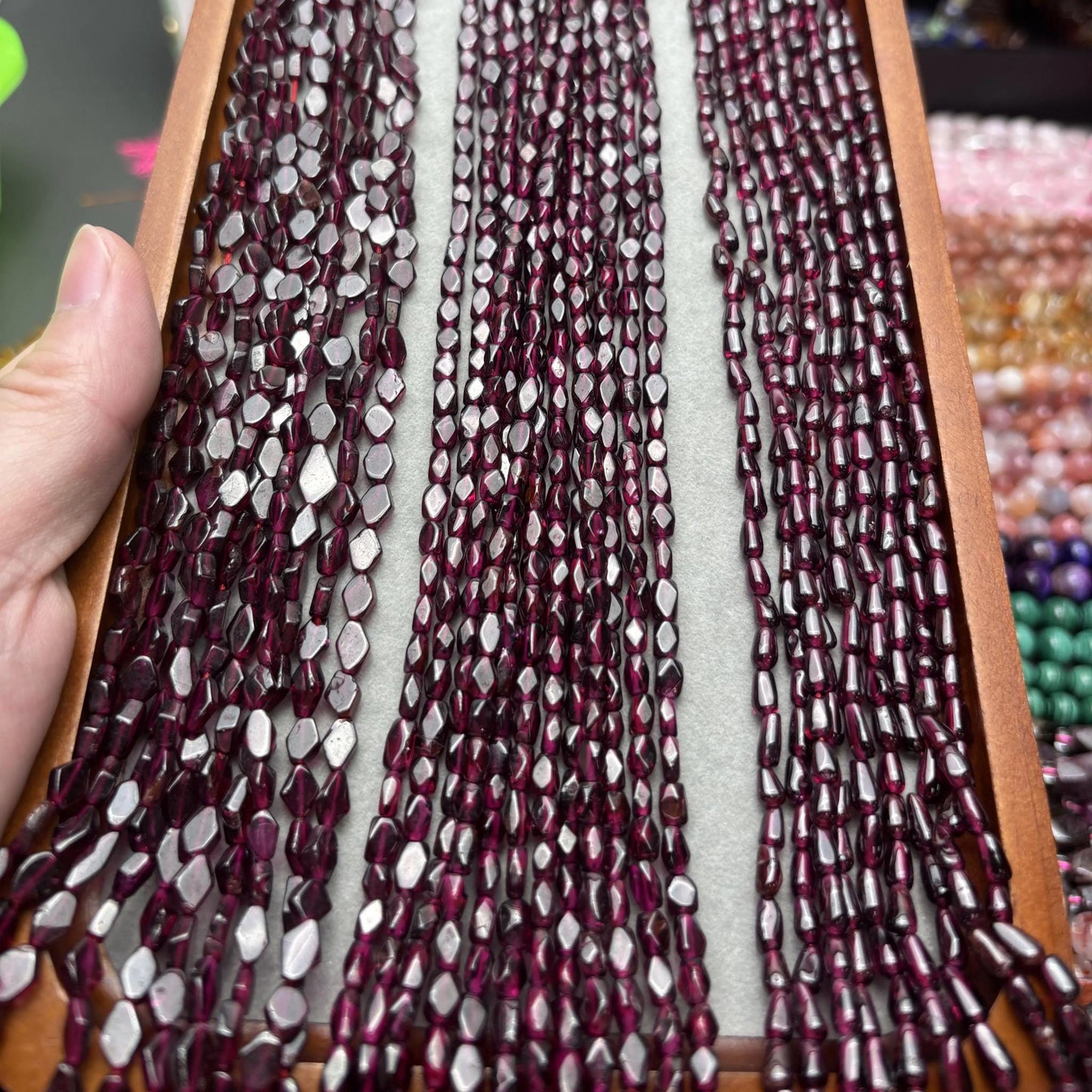Natürliche Almandin-Granat-Perlen zur Schmuckherstellung | Facettierter Tropfen- und Nugget-Edelsteinstrang | Dunkelviolett, 38 cm, DIY-Armbänder und Halsketten
