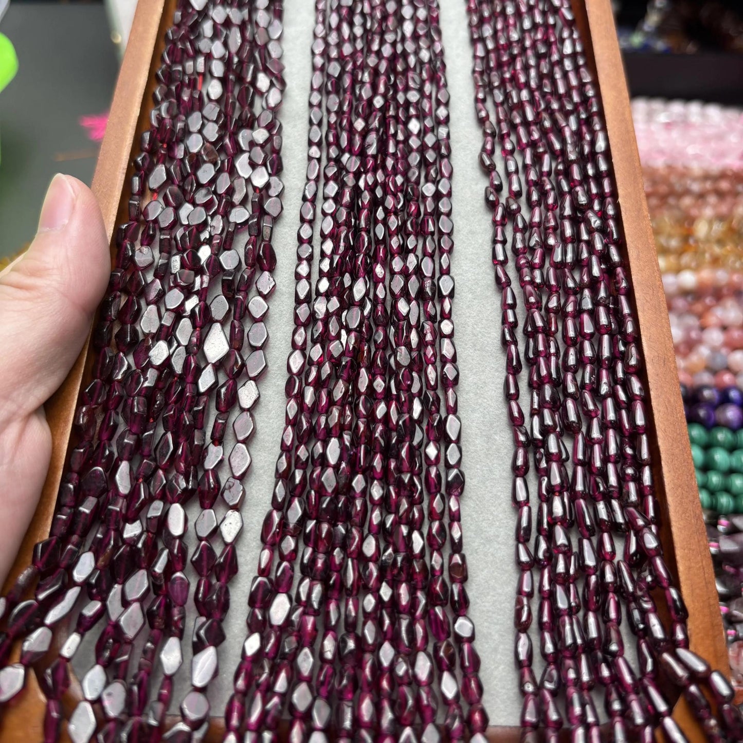 Natürliche Almandin-Granat-Perlen zur Schmuckherstellung | Facettierter Tropfen- und Nugget-Edelsteinstrang | Dunkelviolett, 38 cm, DIY-Armbänder und Halsketten
