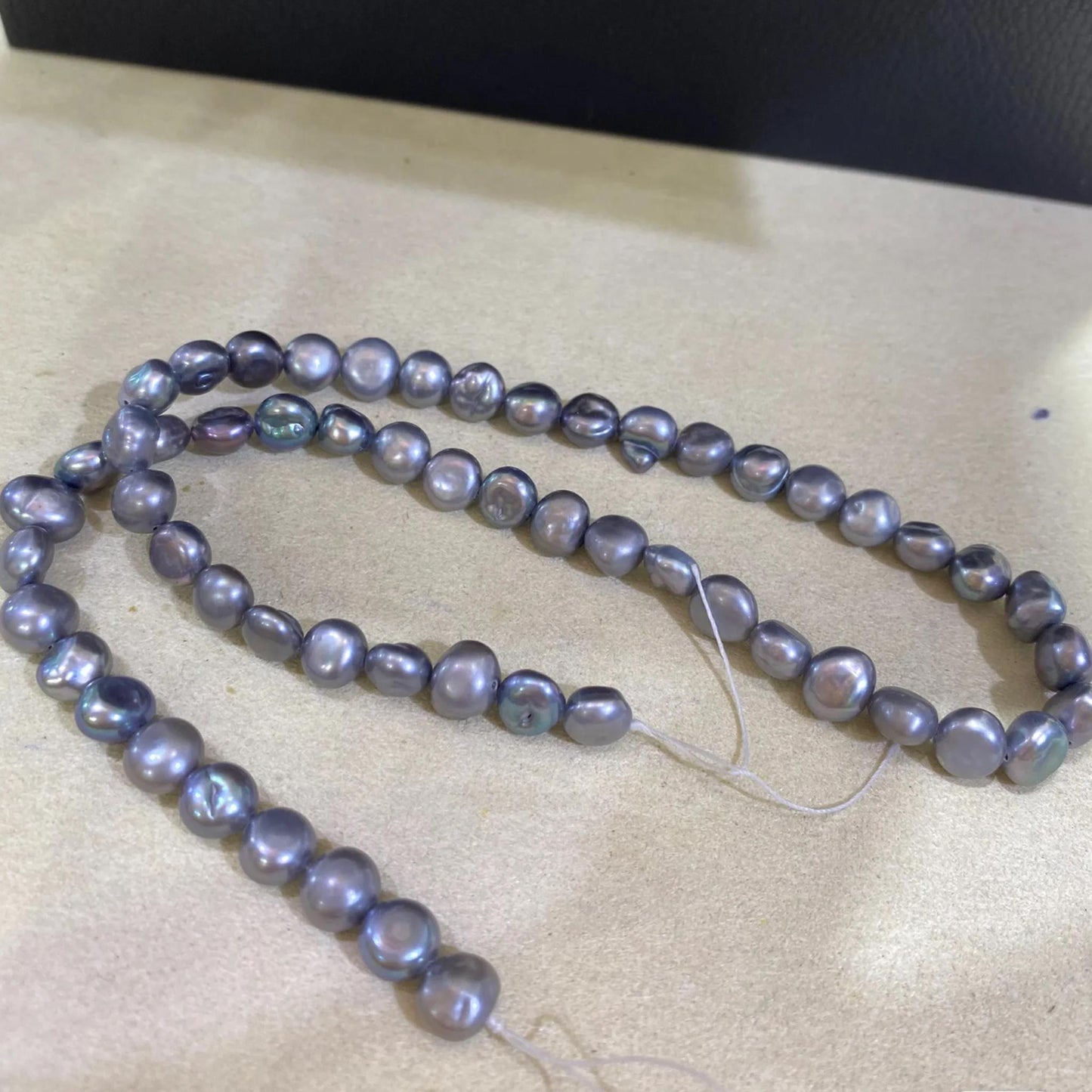 Barocke Süßwasserperlen in Blau-Grau für Schmuckherstellung, DIY Perlenstrang mit Metallic-Glanz für Armbänder, Ketten & Ohrringe