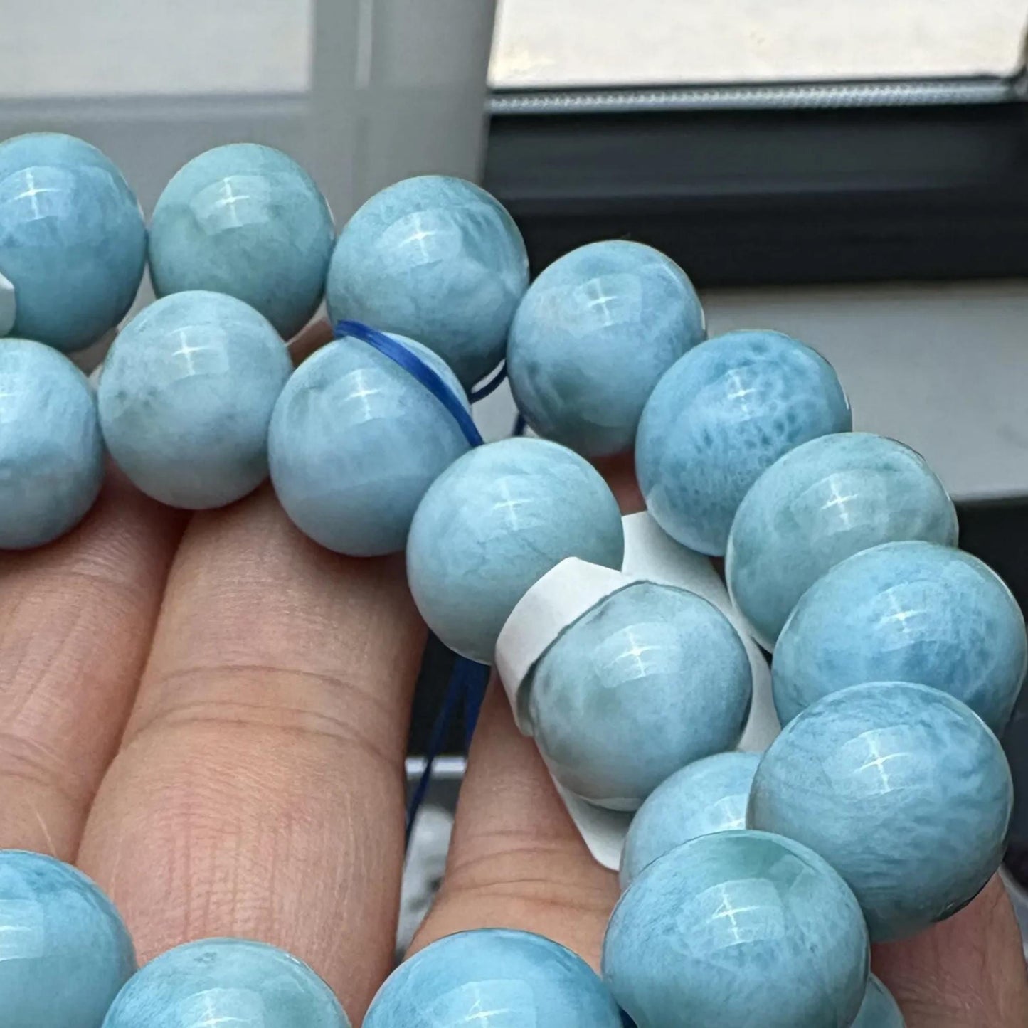 Runde blaue Quarzperle 12 mm | Einzelne polierte Edelsteinperle für selbstgemachten Schmuck | Akzentstein im Larimar-Stil für Armbänder und Halsketten