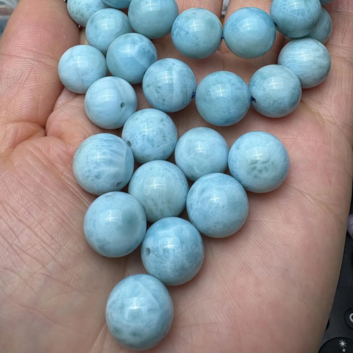 Runde blaue Quarzperle 12 mm | Einzelne polierte Edelsteinperle für selbstgemachten Schmuck | Akzentstein im Larimar-Stil für Armbänder und Halsketten