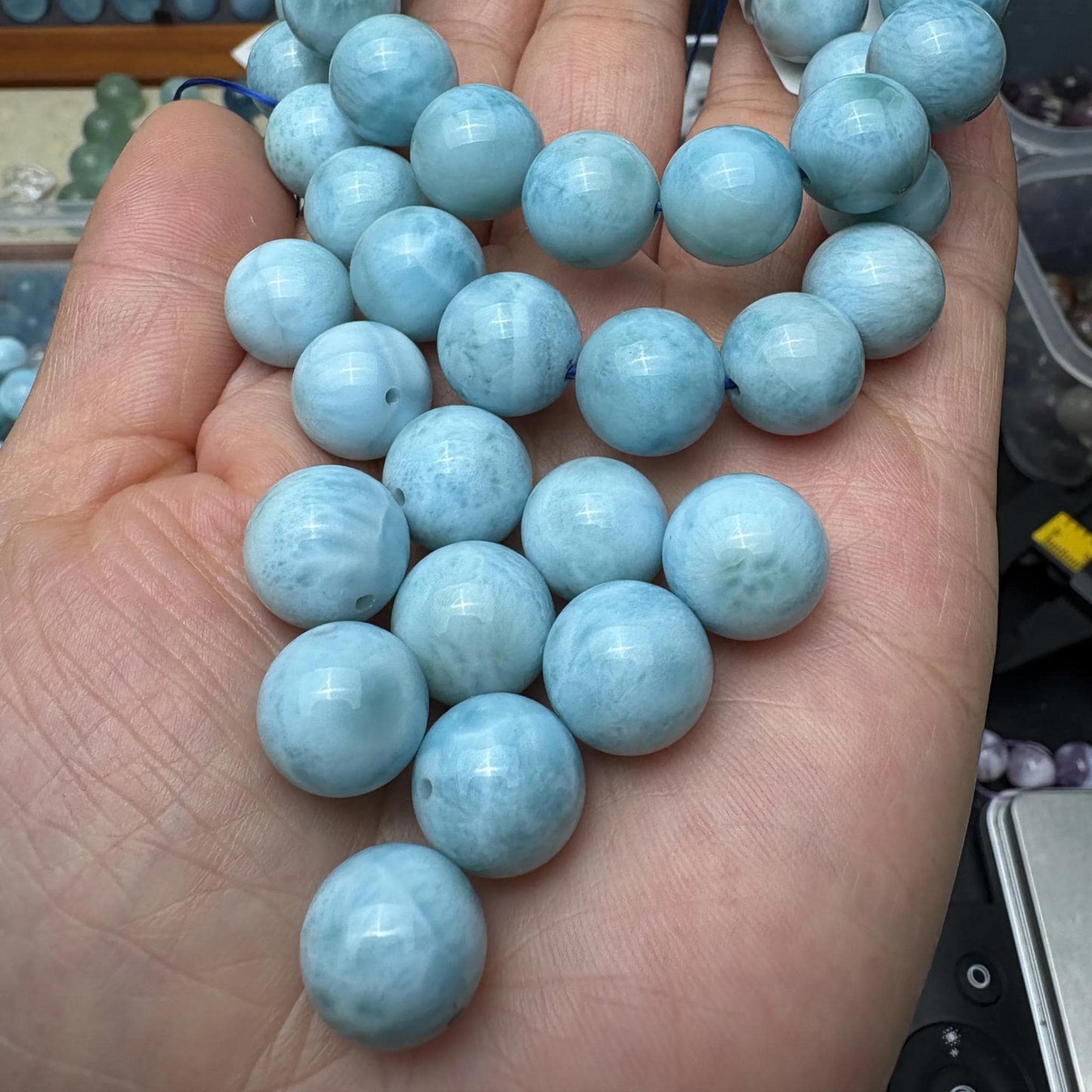 Runde blaue Quarzperle 12 mm | Einzelne polierte Edelsteinperle für selbstgemachten Schmuck | Akzentstein im Larimar-Stil für Armbänder und Halsketten