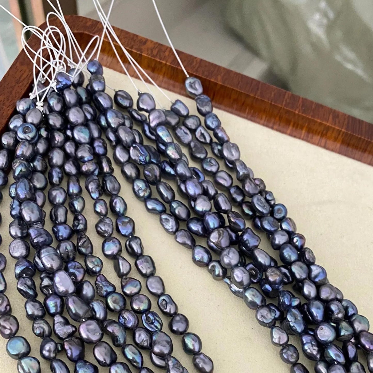 Unregelmäßige barocke Süßwasserperlen in irisierendem Blau, handgefärbte DIY Perlen für Schmuckherstellung und kreative Boho Designs